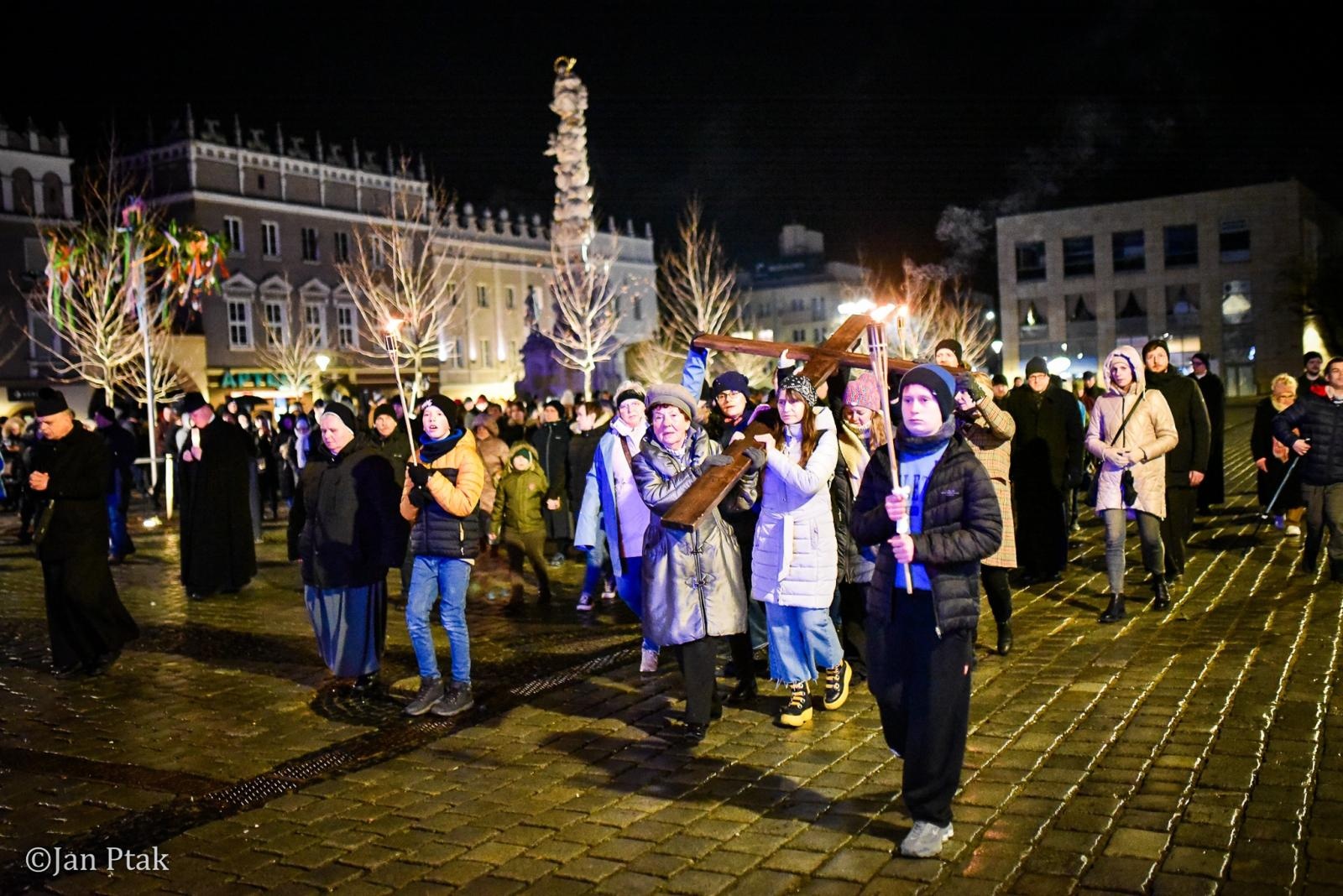 Zdjęcie w galerii na portalu naszraciborz.pl: Wierni przeszli ulicami Raciborza. Tradycyjna Droga Krzyżowa za nami wiadomości z regionu