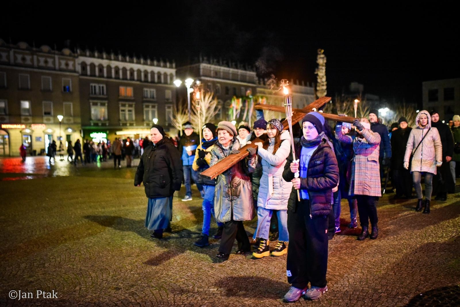 Zdjęcie w galerii na portalu naszraciborz.pl: Wierni przeszli ulicami Raciborza. Tradycyjna Droga Krzyżowa za nami wiadomości z regionu