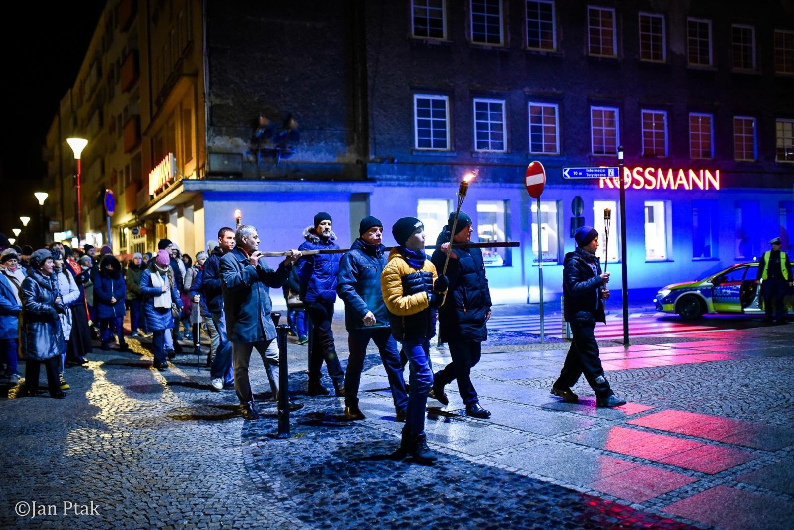 Zdjęcie w galerii na portalu naszraciborz.pl: Wierni przeszli ulicami Raciborza. Tradycyjna Droga Krzyżowa za nami wiadomości z regionu