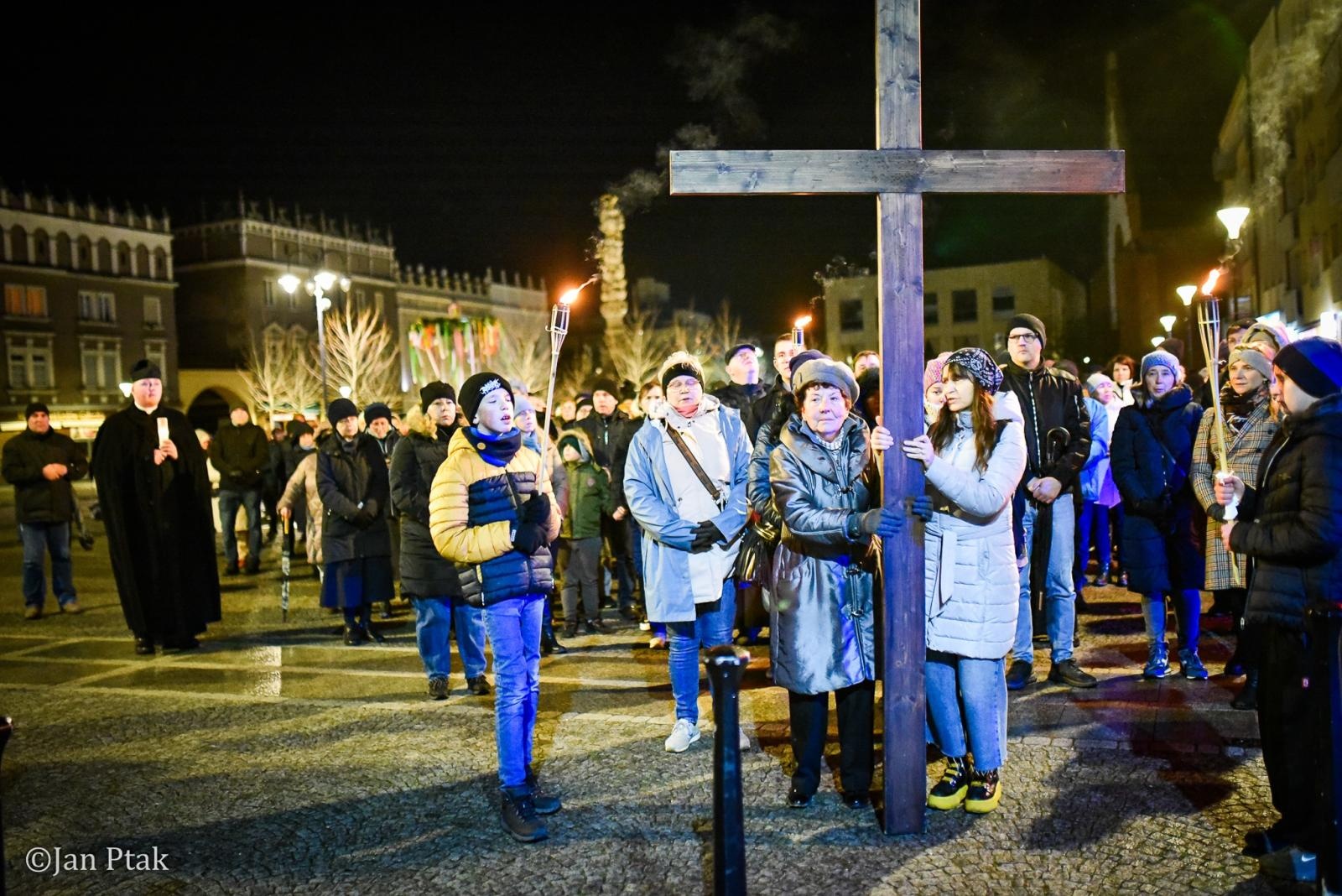 Zdjęcie w galerii na portalu naszraciborz.pl: Wierni przeszli ulicami Raciborza. Tradycyjna Droga Krzyżowa za nami wiadomości z regionu