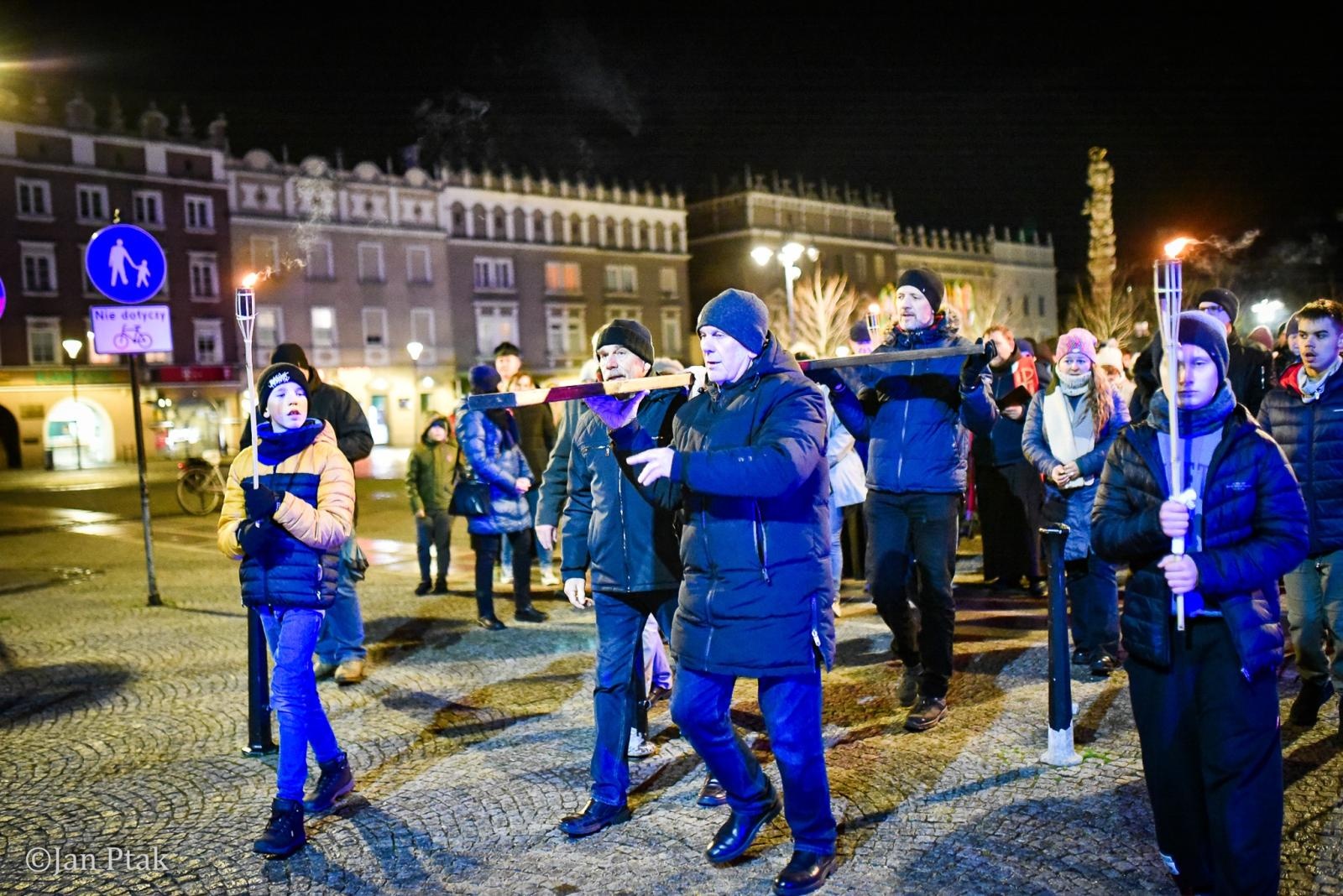 Zdjęcie w galerii na portalu naszraciborz.pl: Wierni przeszli ulicami Raciborza. Tradycyjna Droga Krzyżowa za nami wiadomości z regionu