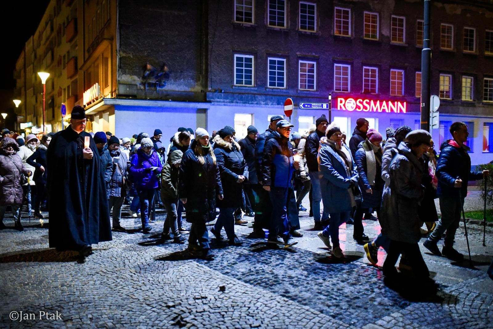 Zdjęcie w galerii na portalu naszraciborz.pl: Wierni przeszli ulicami Raciborza. Tradycyjna Droga Krzyżowa za nami wiadomości z regionu