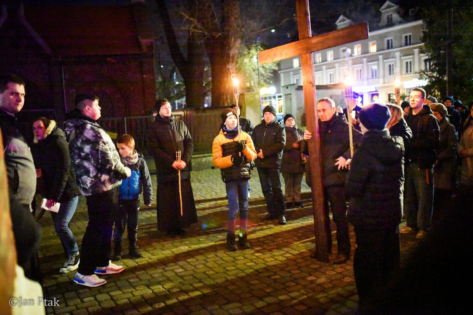 Zdjęcie w galerii na portalu naszraciborz.pl: Wierni przeszli ulicami Raciborza. Tradycyjna Droga Krzyżowa za nami wiadomości z regionu