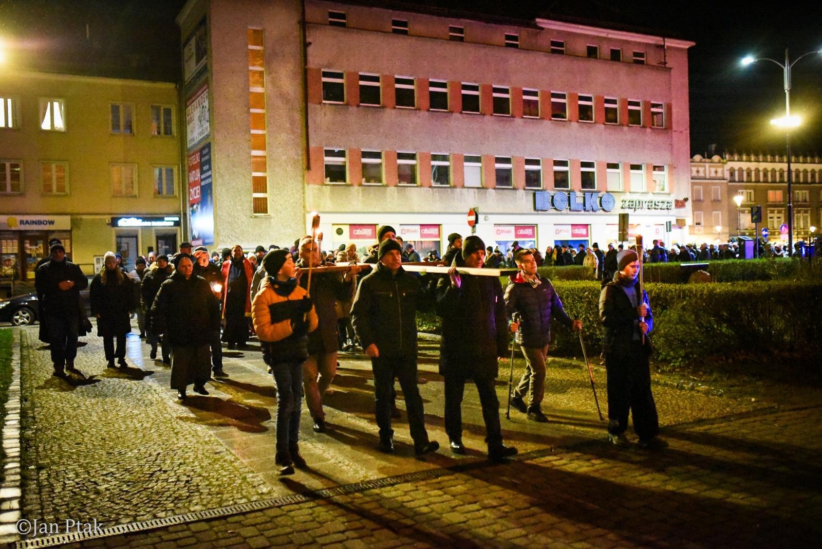 Zdjęcie w galerii na portalu naszraciborz.pl: Wierni przeszli ulicami Raciborza. Tradycyjna Droga Krzyżowa za nami wiadomości z regionu