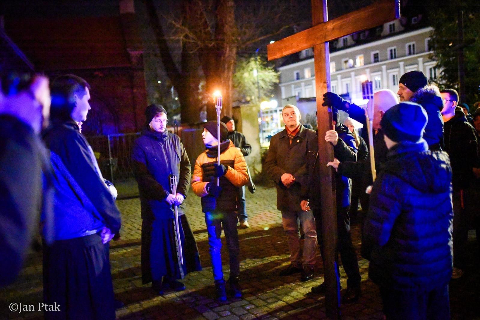 Zdjęcie w galerii na portalu naszraciborz.pl: Wierni przeszli ulicami Raciborza. Tradycyjna Droga Krzyżowa za nami wiadomości z regionu