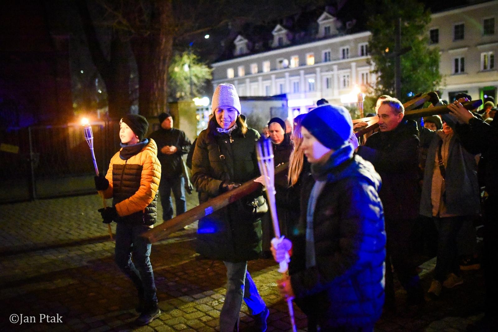 Zdjęcie w galerii na portalu naszraciborz.pl: Wierni przeszli ulicami Raciborza. Tradycyjna Droga Krzyżowa za nami wiadomości z regionu