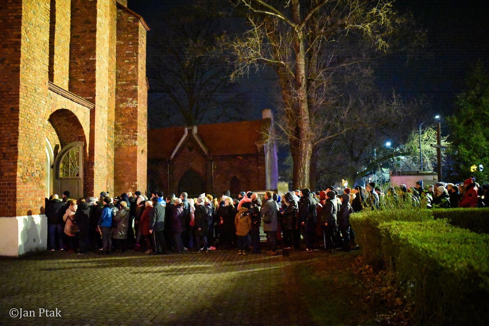 Zdjęcie w galerii na portalu naszraciborz.pl: Wierni przeszli ulicami Raciborza. Tradycyjna Droga Krzyżowa za nami wiadomości z regionu