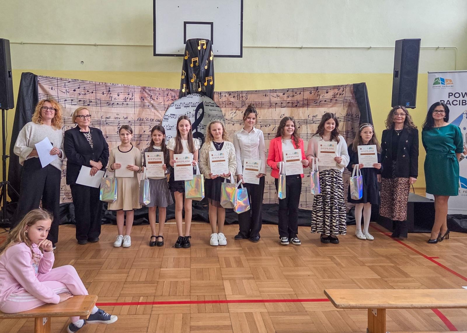 Zdjęcie w galerii na portalu naszraciborz.pl: Śpiewali na chwałę – VI Powiatowy Konkurs Piosenki Religijnej w Borucinie wiadomości z regionu