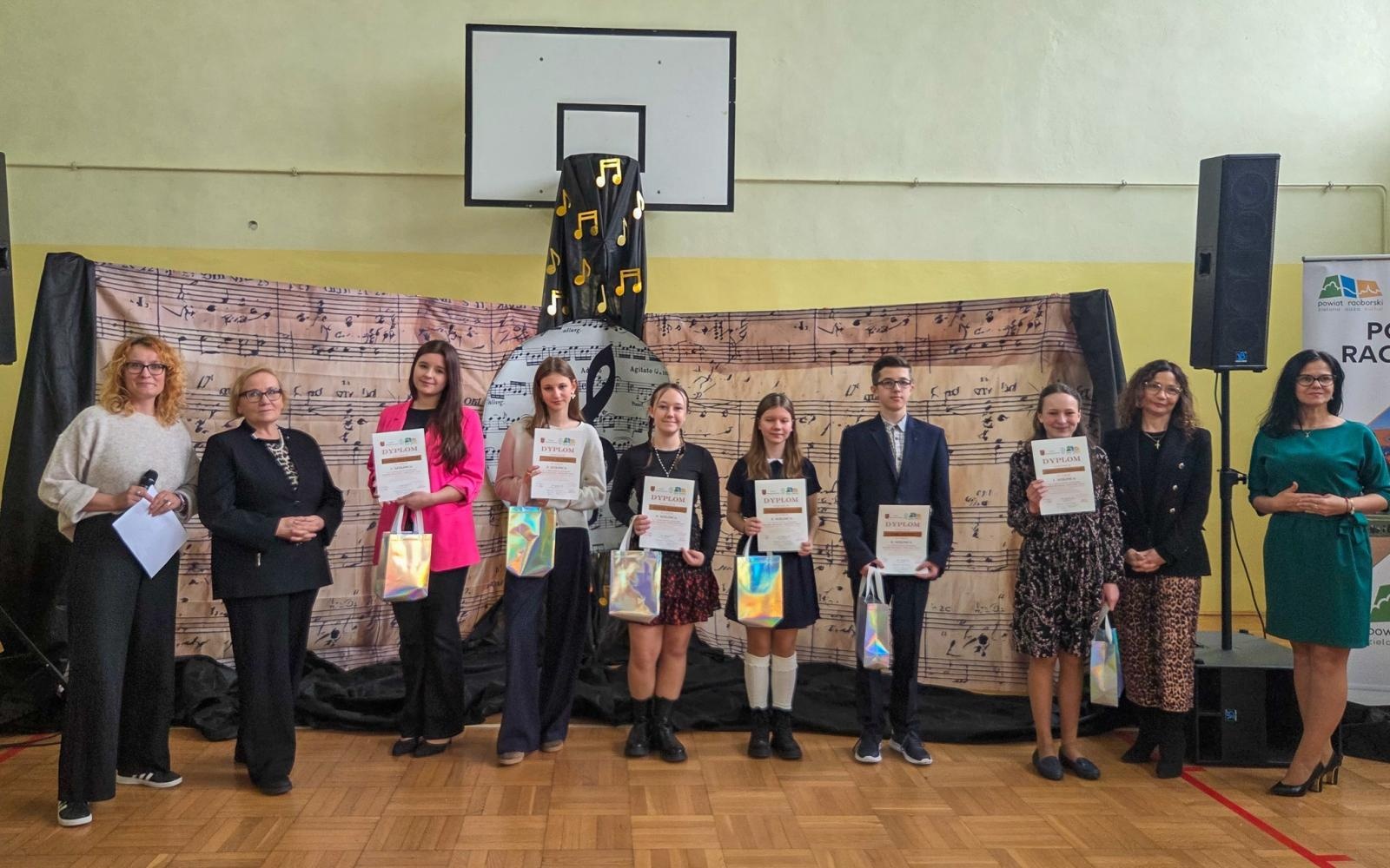 Zdjęcie w galerii na portalu naszraciborz.pl: Śpiewali na chwałę – VI Powiatowy Konkurs Piosenki Religijnej w Borucinie wiadomości z regionu