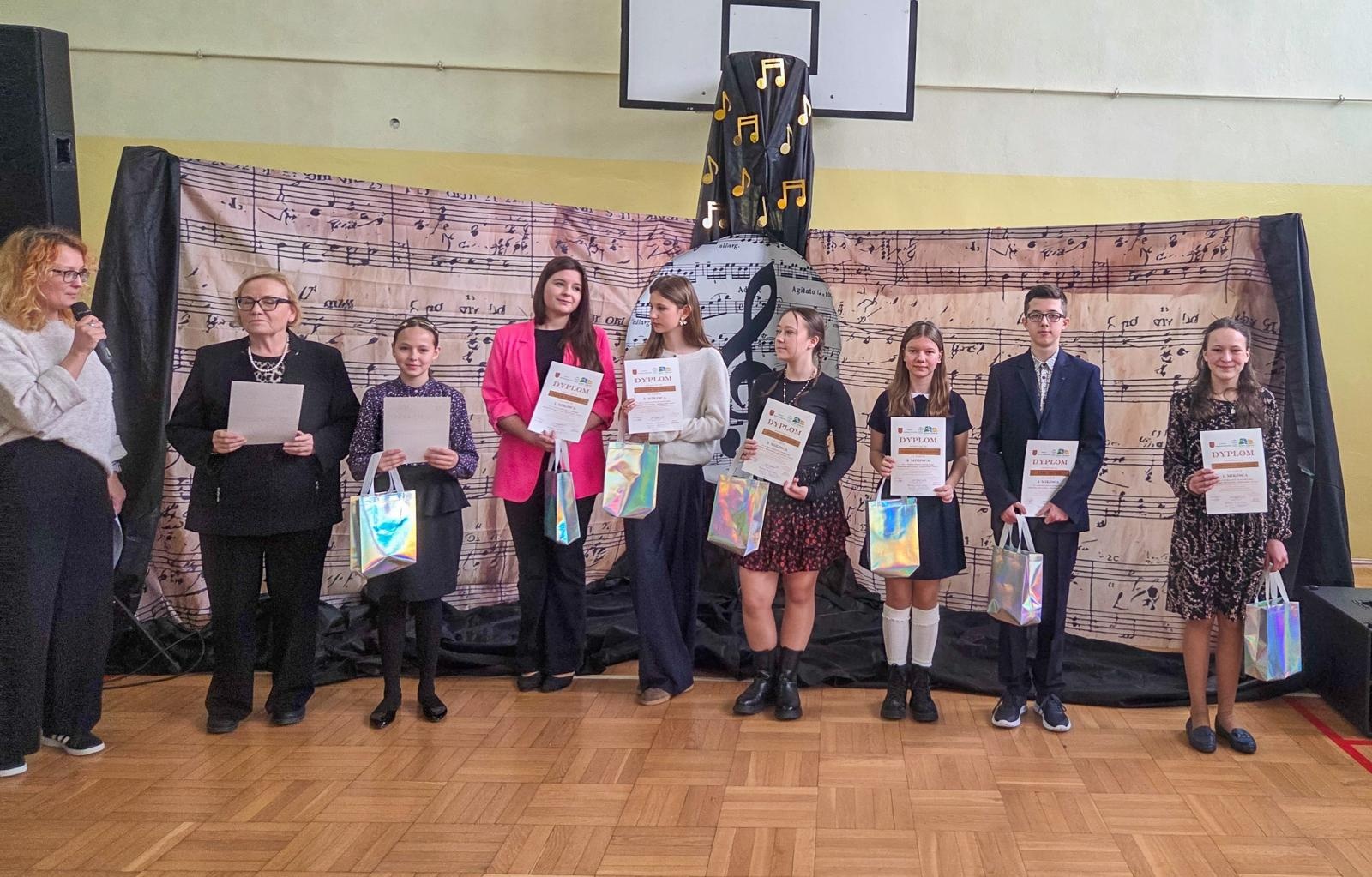 Zdjęcie w galerii na portalu naszraciborz.pl: Śpiewali na chwałę – VI Powiatowy Konkurs Piosenki Religijnej w Borucinie wiadomości z regionu