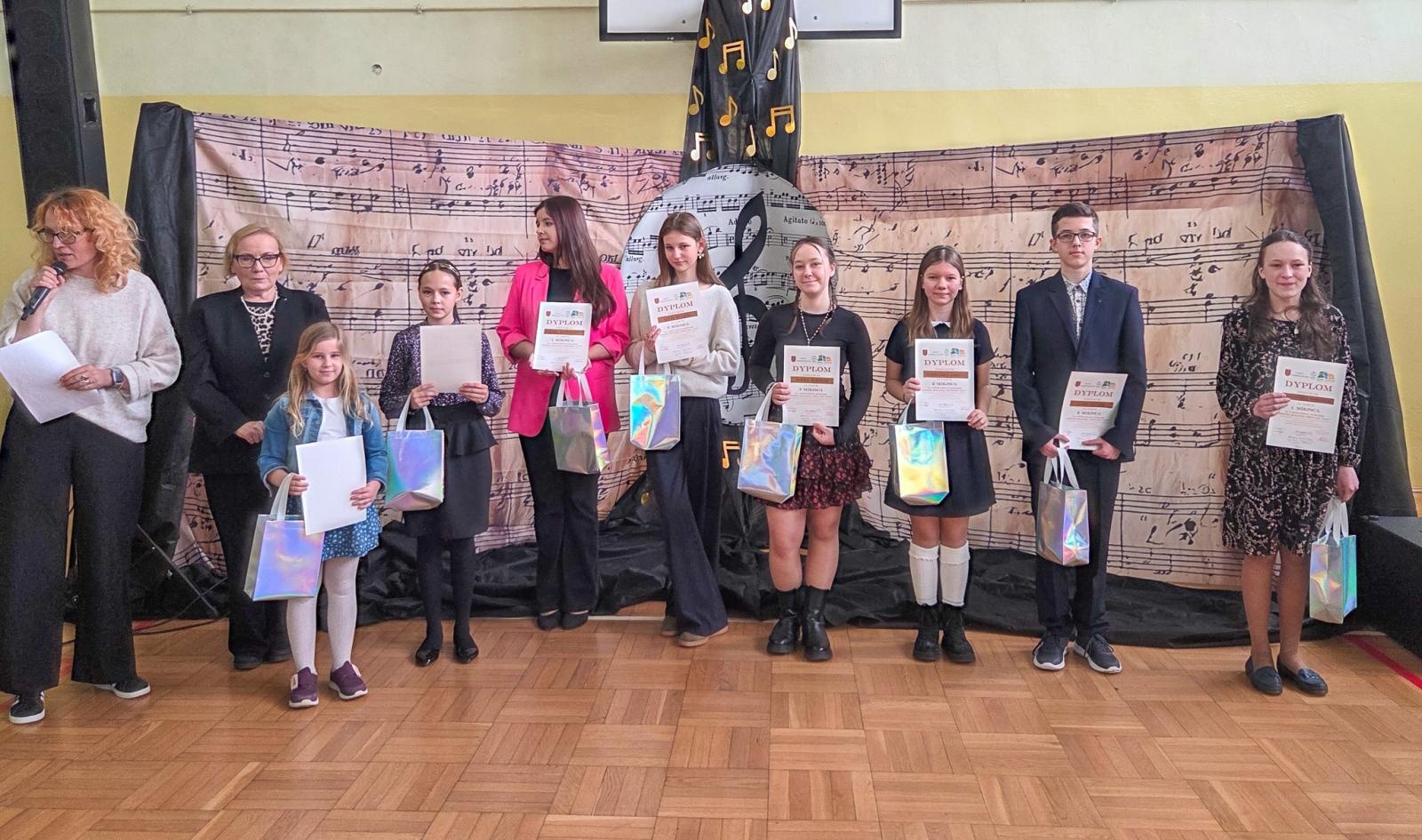 Zdjęcie w galerii na portalu naszraciborz.pl: Śpiewali na chwałę – VI Powiatowy Konkurs Piosenki Religijnej w Borucinie wiadomości z regionu