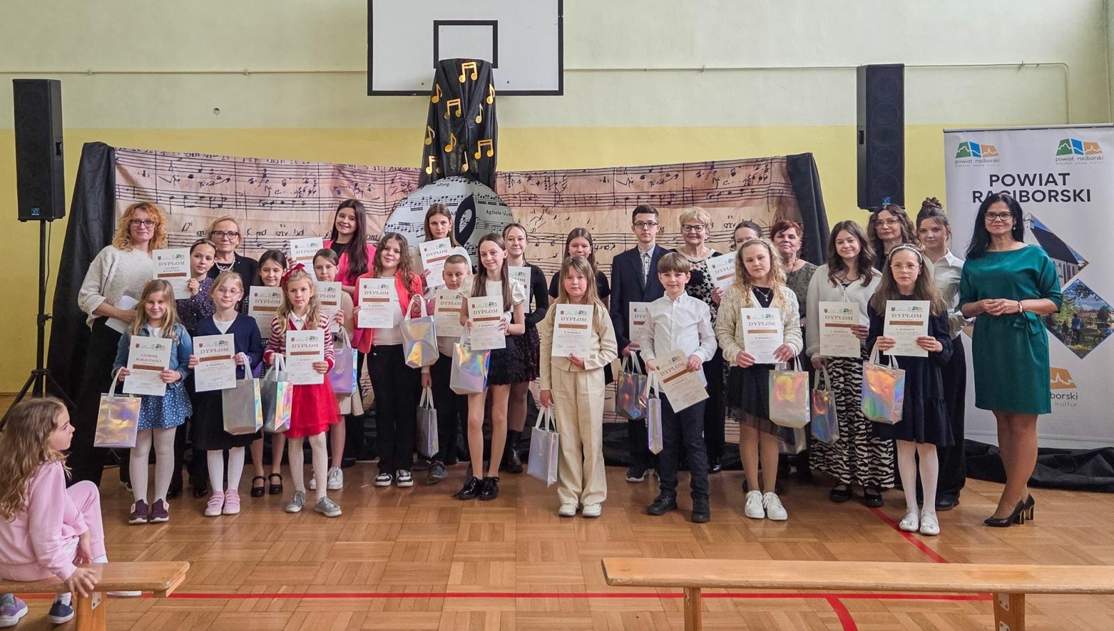 Zdjęcie w galerii na portalu naszraciborz.pl: Śpiewali na chwałę – VI Powiatowy Konkurs Piosenki Religijnej w Borucinie wiadomości z regionu