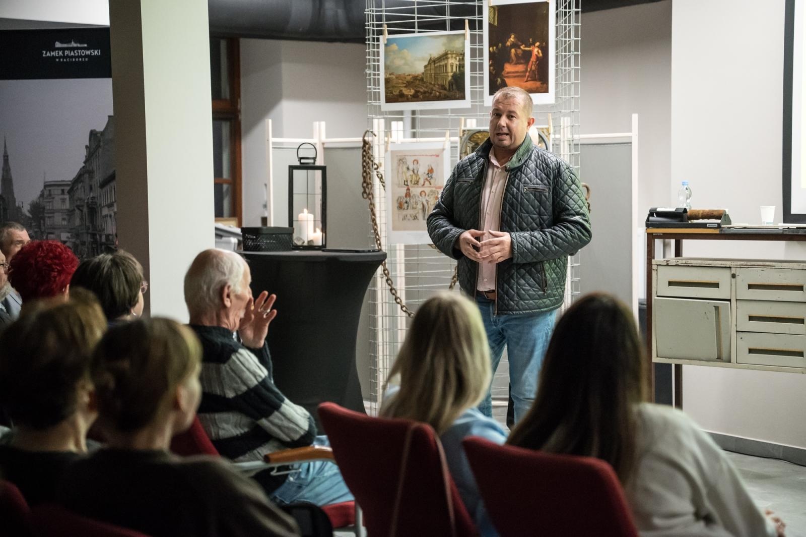 Zdjęcie w galerii na portalu naszraciborz.pl: Mistrz Jan i tajemnice zbrodni. Cykl spotkań o mrocznych historiach na Zamku Piastowskim wiadomości z regionu