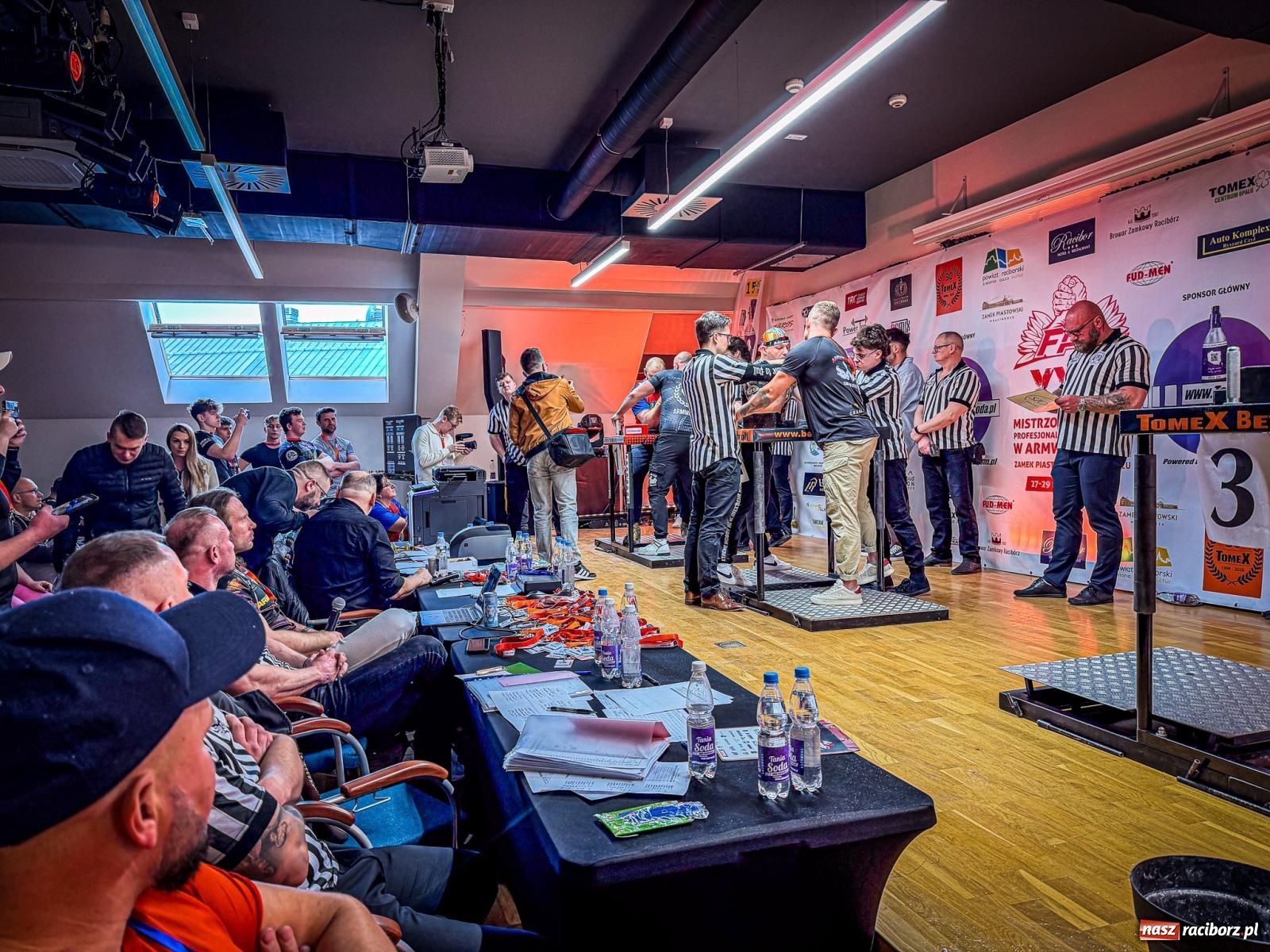 Zdjęcie w galerii na portalu naszraciborz.pl: Racibórz areną krajowej rywalizacji. Na zamku trwają XXVI Mistrzostwa Polski w Armwrestlingu wiadomości z regionu