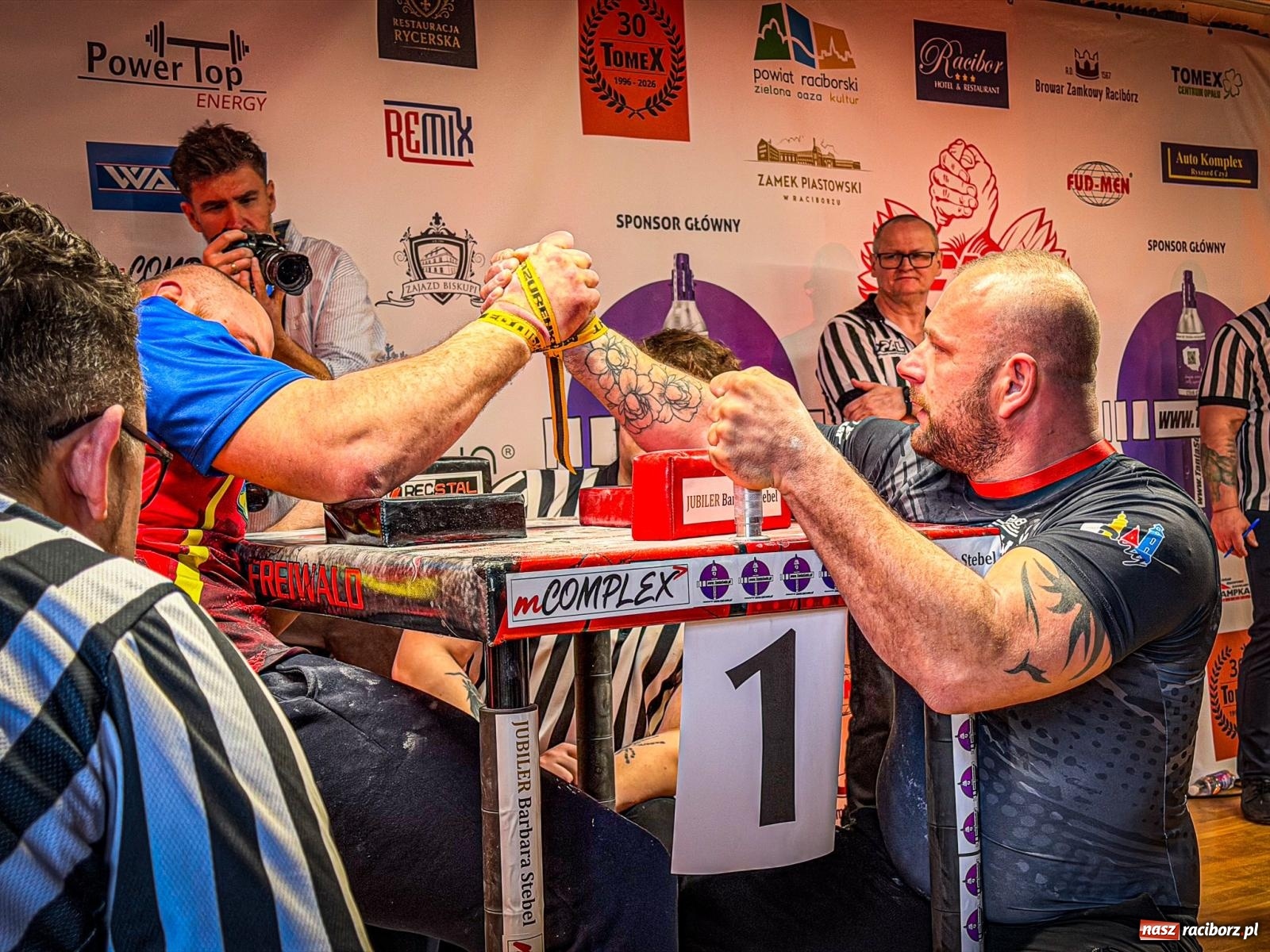 Zdjęcie w galerii na portalu naszraciborz.pl: Racibórz areną krajowej rywalizacji. Na zamku trwają XXVI Mistrzostwa Polski w Armwrestlingu wiadomości z regionu