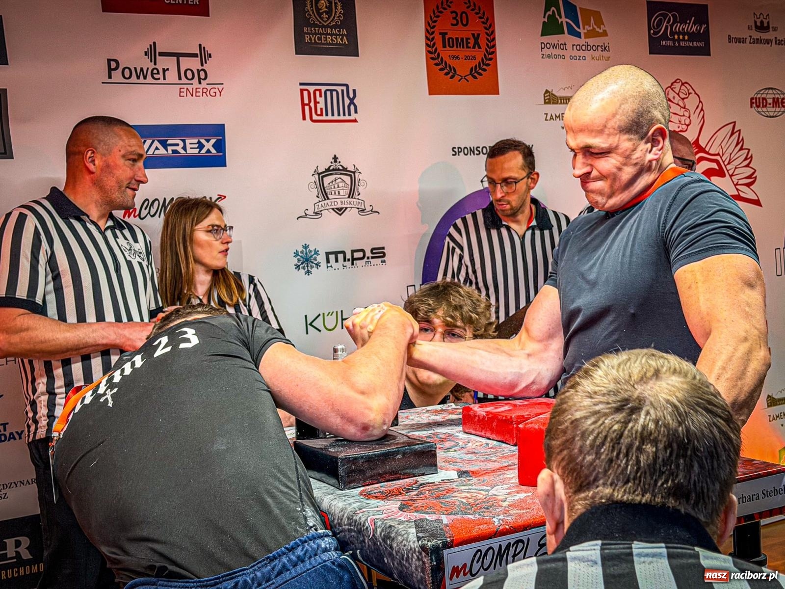 Zdjęcie w galerii na portalu naszraciborz.pl: Racibórz areną krajowej rywalizacji. Na zamku trwają XXVI Mistrzostwa Polski w Armwrestlingu wiadomości z regionu