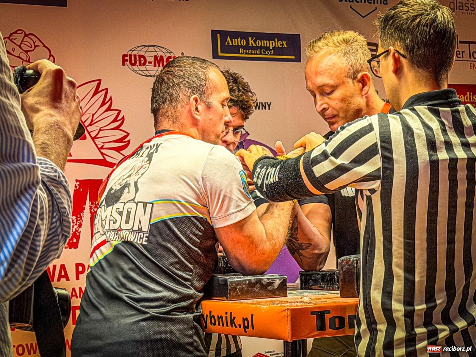 Zdjęcie w galerii na portalu naszraciborz.pl: Racibórz areną krajowej rywalizacji. Na zamku trwają XXVI Mistrzostwa Polski w Armwrestlingu wiadomości z regionu