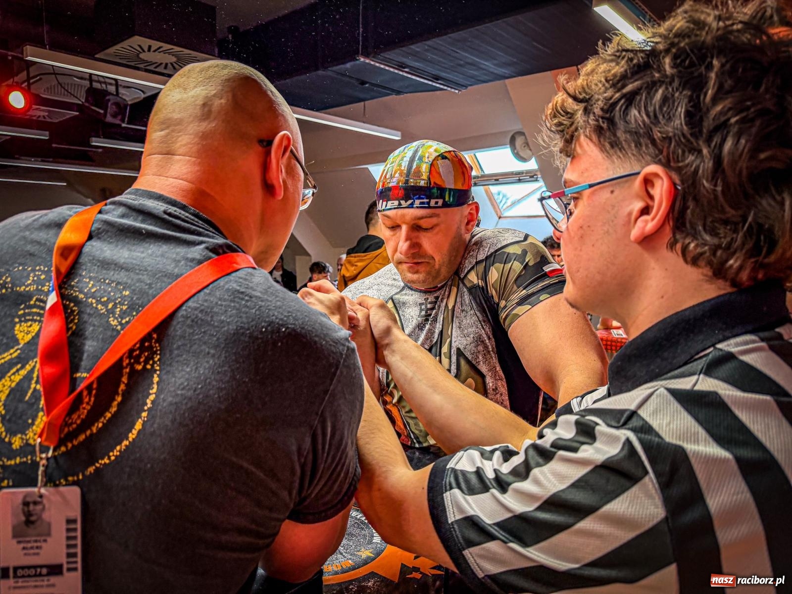 Zdjęcie w galerii na portalu naszraciborz.pl: Racibórz areną krajowej rywalizacji. Na zamku trwają XXVI Mistrzostwa Polski w Armwrestlingu wiadomości z regionu