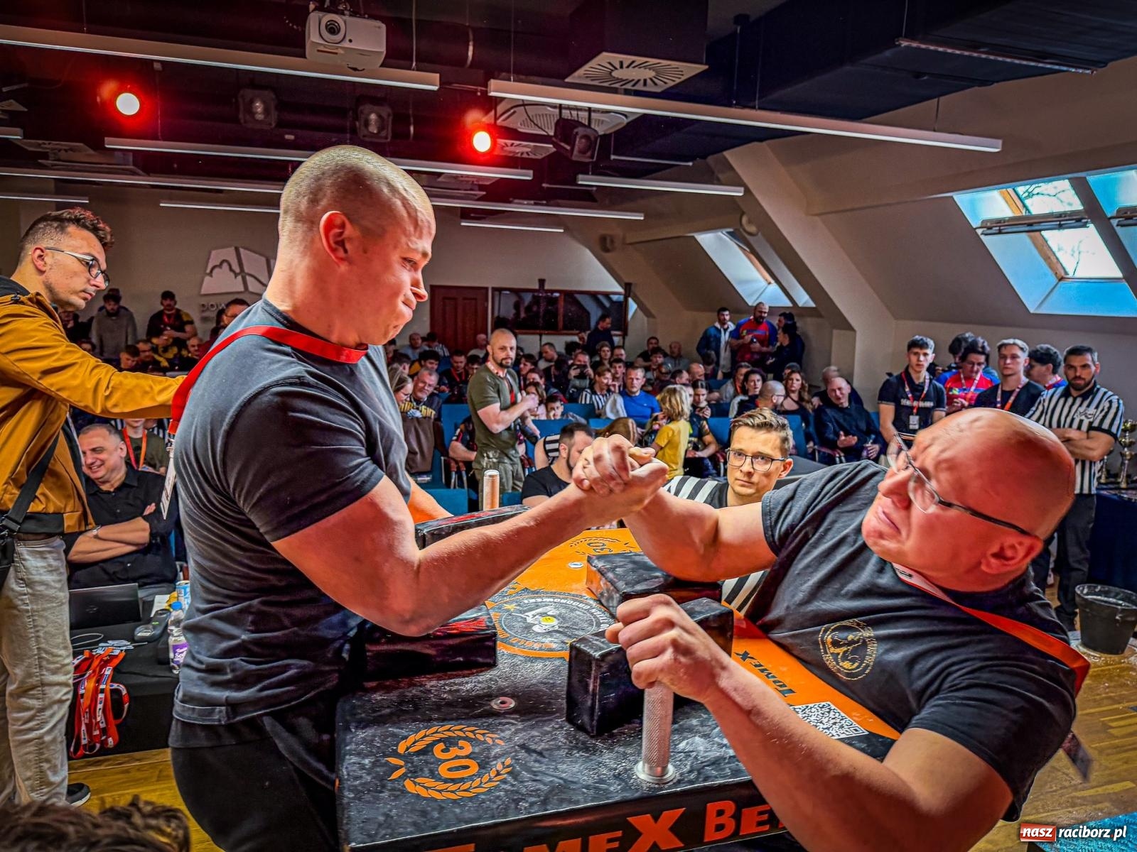 Zdjęcie w galerii na portalu naszraciborz.pl: Racibórz areną krajowej rywalizacji. Na zamku trwają XXVI Mistrzostwa Polski w Armwrestlingu wiadomości z regionu