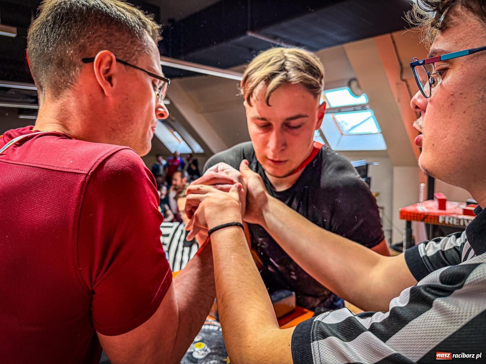 Zdjęcie w galerii na portalu naszraciborz.pl: Racibórz areną krajowej rywalizacji. Na zamku trwają XXVI Mistrzostwa Polski w Armwrestlingu wiadomości z regionu