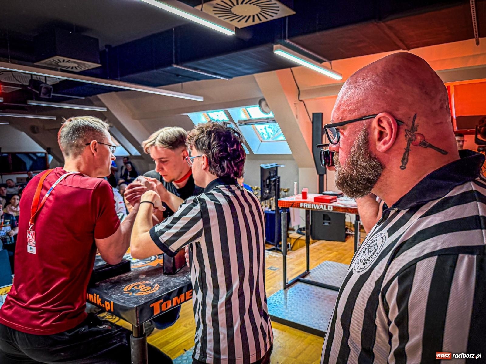 Zdjęcie w galerii na portalu naszraciborz.pl: Racibórz areną krajowej rywalizacji. Na zamku trwają XXVI Mistrzostwa Polski w Armwrestlingu wiadomości z regionu