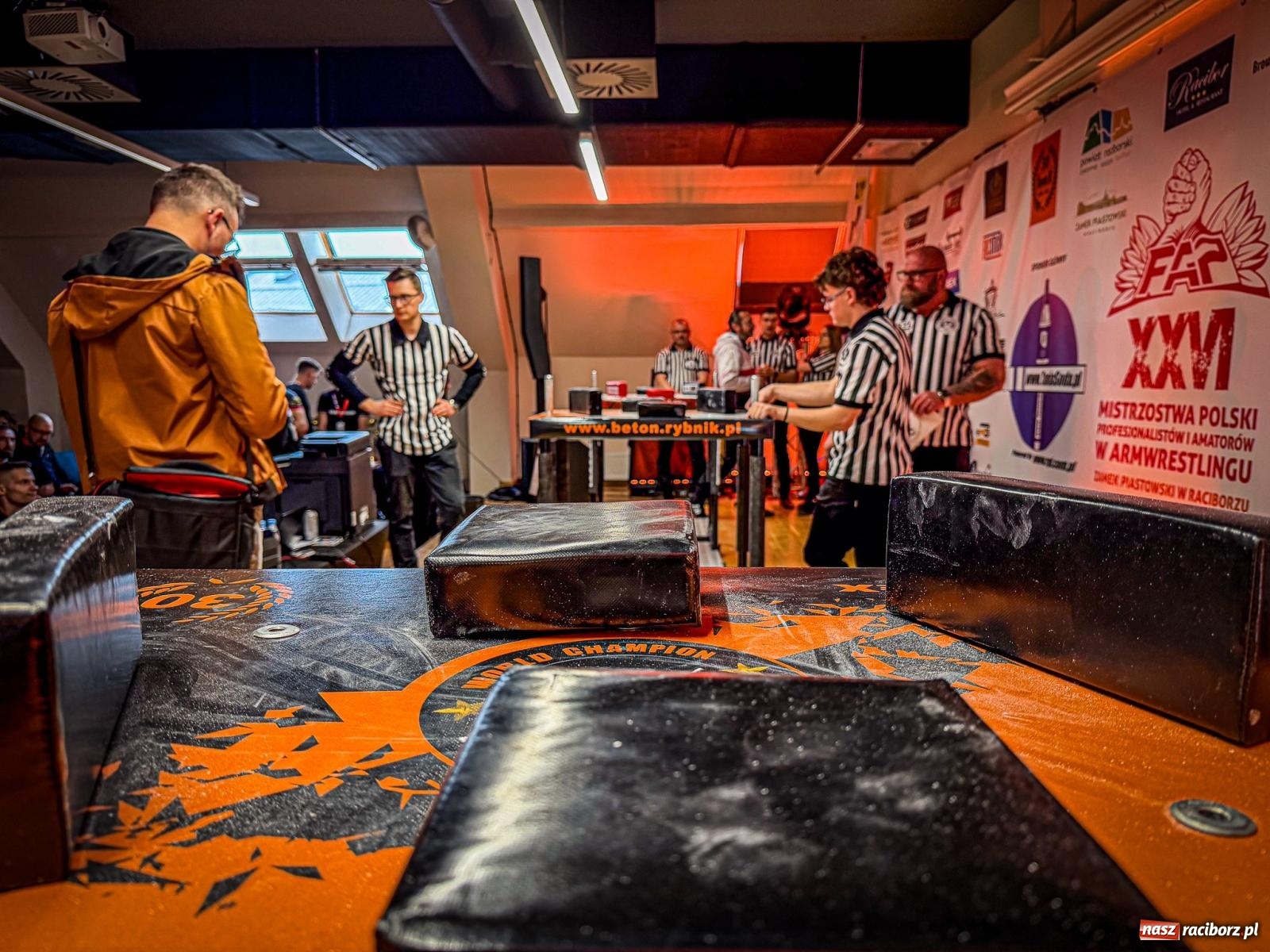 Zdjęcie w galerii na portalu naszraciborz.pl: Racibórz areną krajowej rywalizacji. Na zamku trwają XXVI Mistrzostwa Polski w Armwrestlingu wiadomości z regionu