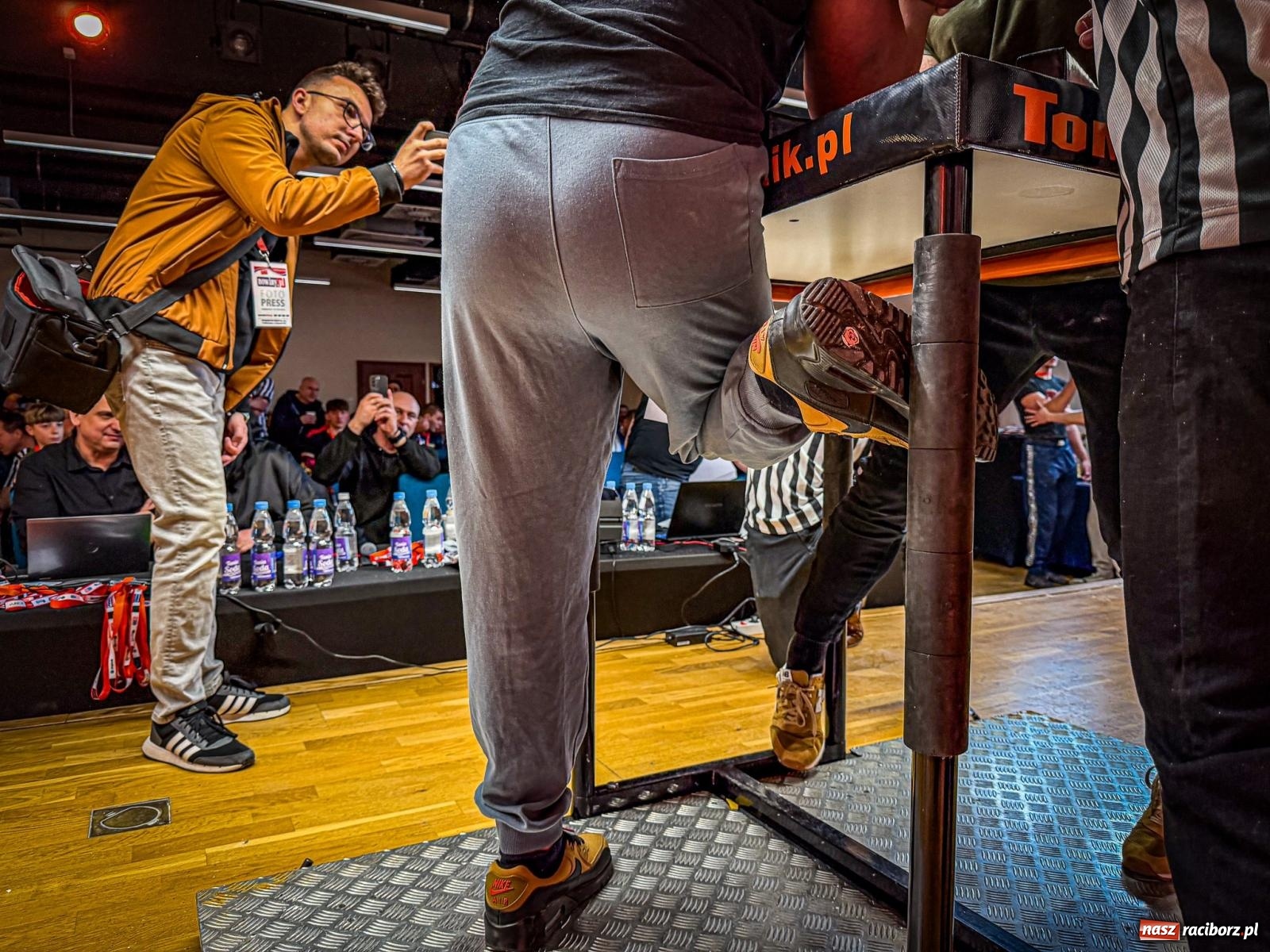 Zdjęcie w galerii na portalu naszraciborz.pl: Racibórz areną krajowej rywalizacji. Na zamku trwają XXVI Mistrzostwa Polski w Armwrestlingu wiadomości z regionu