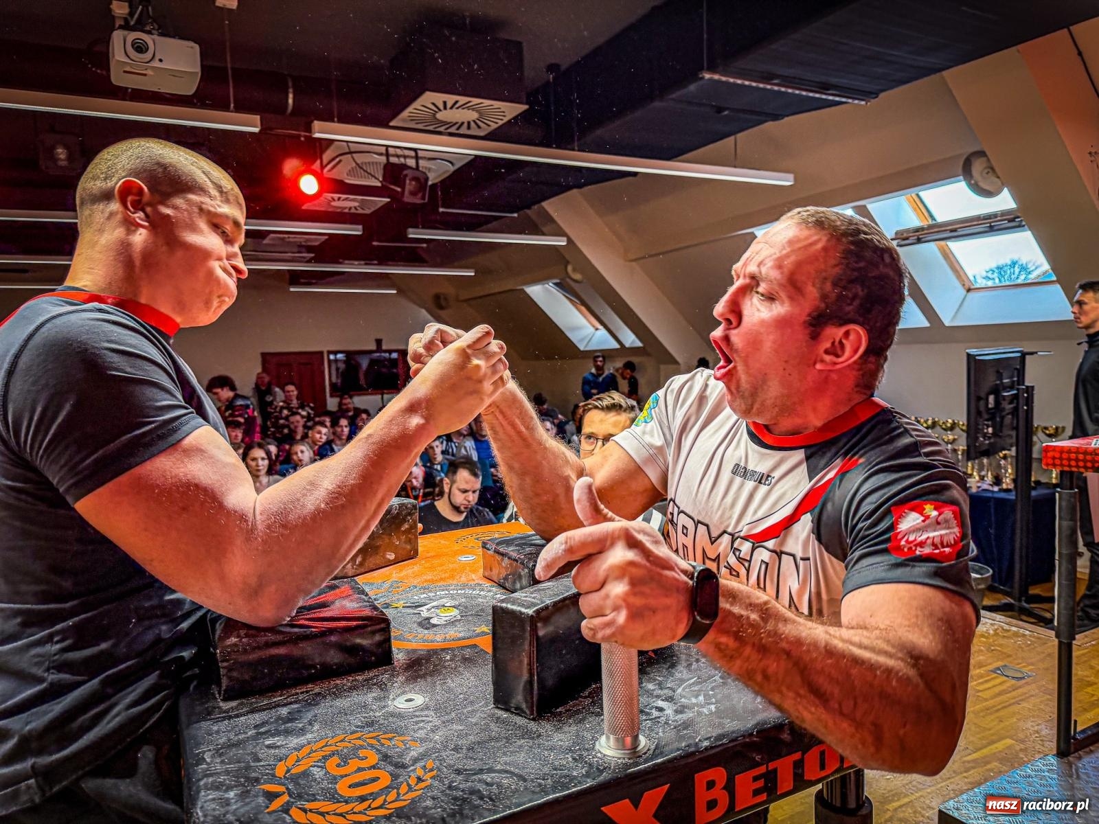 Zdjęcie w galerii na portalu naszraciborz.pl: Racibórz areną krajowej rywalizacji. Na zamku trwają XXVI Mistrzostwa Polski w Armwrestlingu wiadomości z regionu