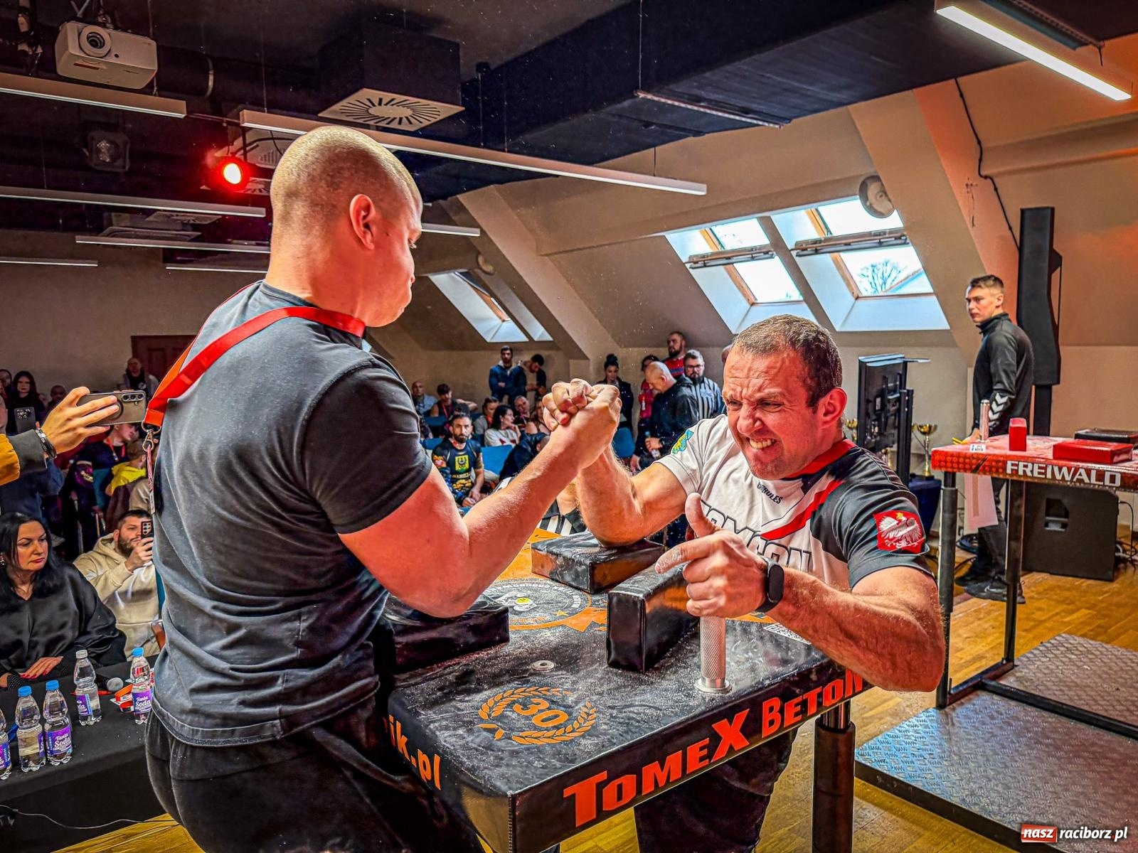 Zdjęcie w galerii na portalu naszraciborz.pl: Racibórz areną krajowej rywalizacji. Na zamku trwają XXVI Mistrzostwa Polski w Armwrestlingu wiadomości z regionu