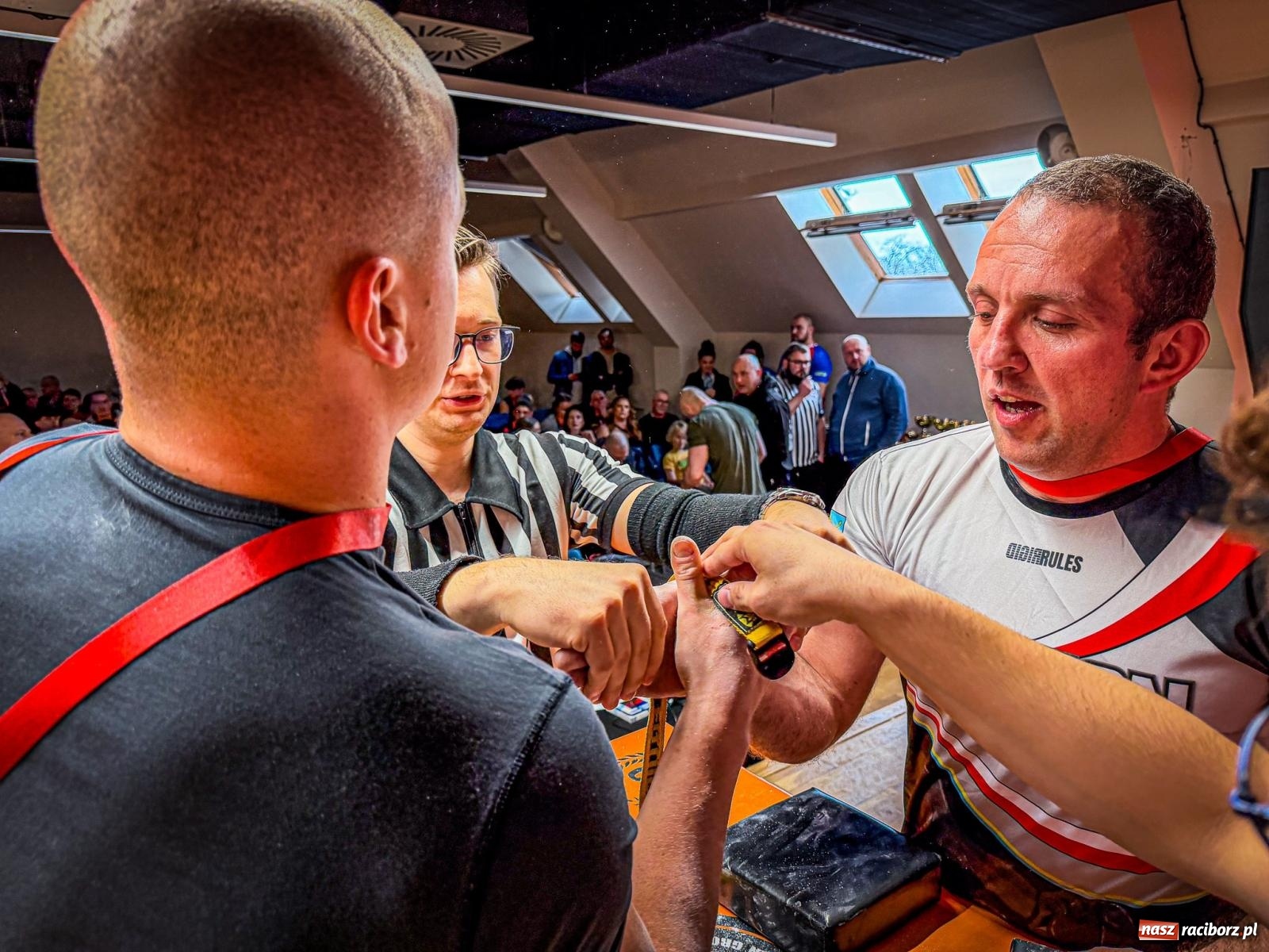 Zdjęcie w galerii na portalu naszraciborz.pl: Racibórz areną krajowej rywalizacji. Na zamku trwają XXVI Mistrzostwa Polski w Armwrestlingu wiadomości z regionu