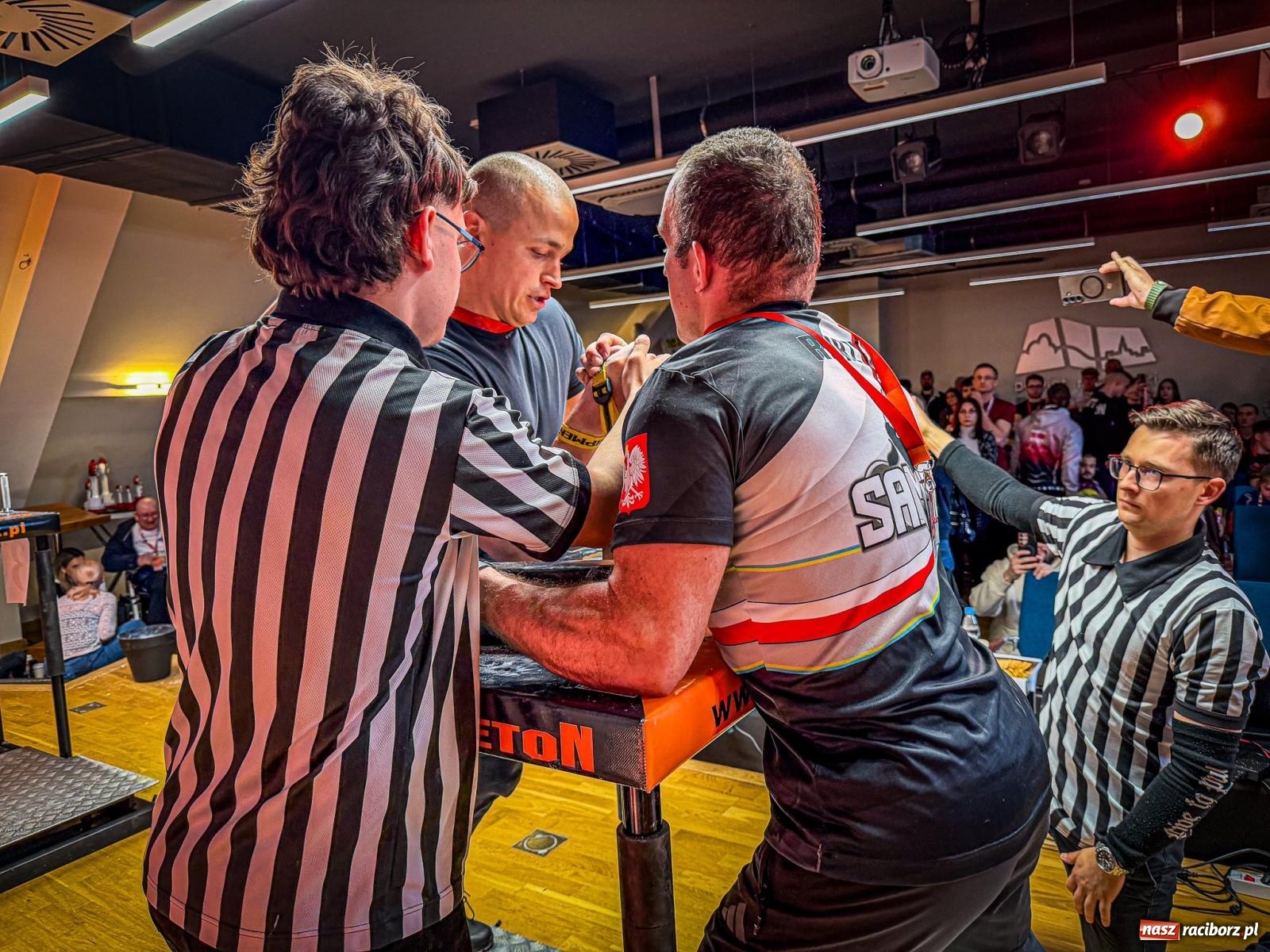 Zdjęcie w galerii na portalu naszraciborz.pl: Racibórz areną krajowej rywalizacji. Na zamku trwają XXVI Mistrzostwa Polski w Armwrestlingu wiadomości z regionu