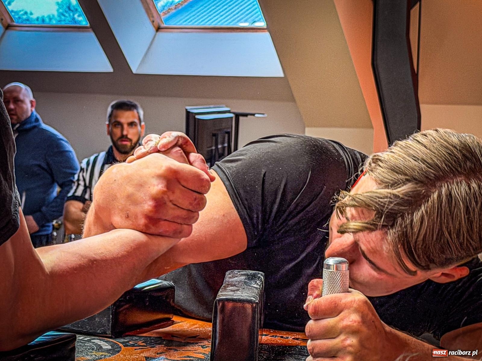 Zdjęcie w galerii na portalu naszraciborz.pl: Racibórz areną krajowej rywalizacji. Na zamku trwają XXVI Mistrzostwa Polski w Armwrestlingu wiadomości z regionu