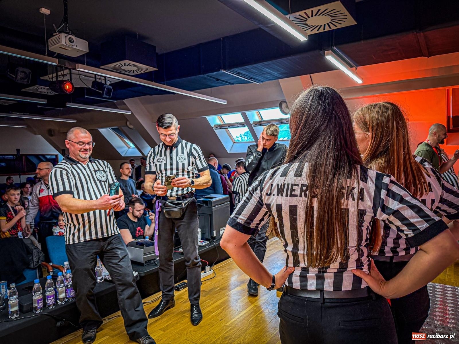 Zdjęcie w galerii na portalu naszraciborz.pl: Racibórz areną krajowej rywalizacji. Na zamku trwają XXVI Mistrzostwa Polski w Armwrestlingu wiadomości z regionu