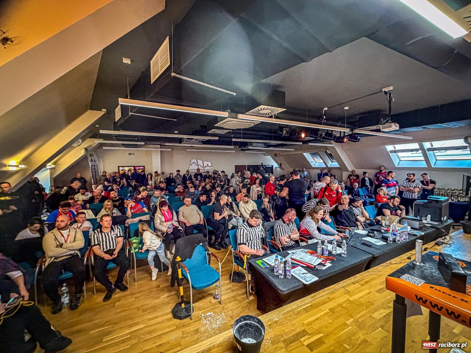 Zdjęcie w galerii na portalu naszraciborz.pl: Racibórz areną krajowej rywalizacji. Na zamku trwają XXVI Mistrzostwa Polski w Armwrestlingu wiadomości z regionu