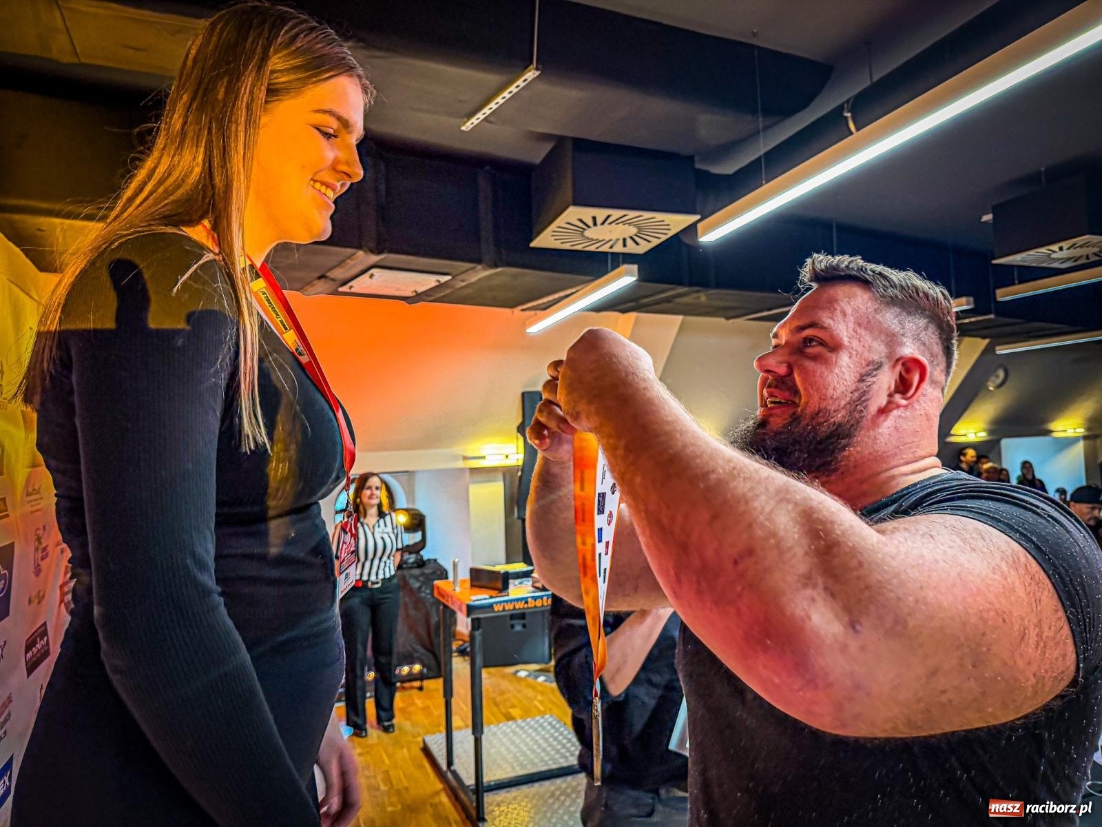 Zdjęcie w galerii na portalu naszraciborz.pl: Racibórz areną krajowej rywalizacji. Na zamku trwają XXVI Mistrzostwa Polski w Armwrestlingu wiadomości z regionu