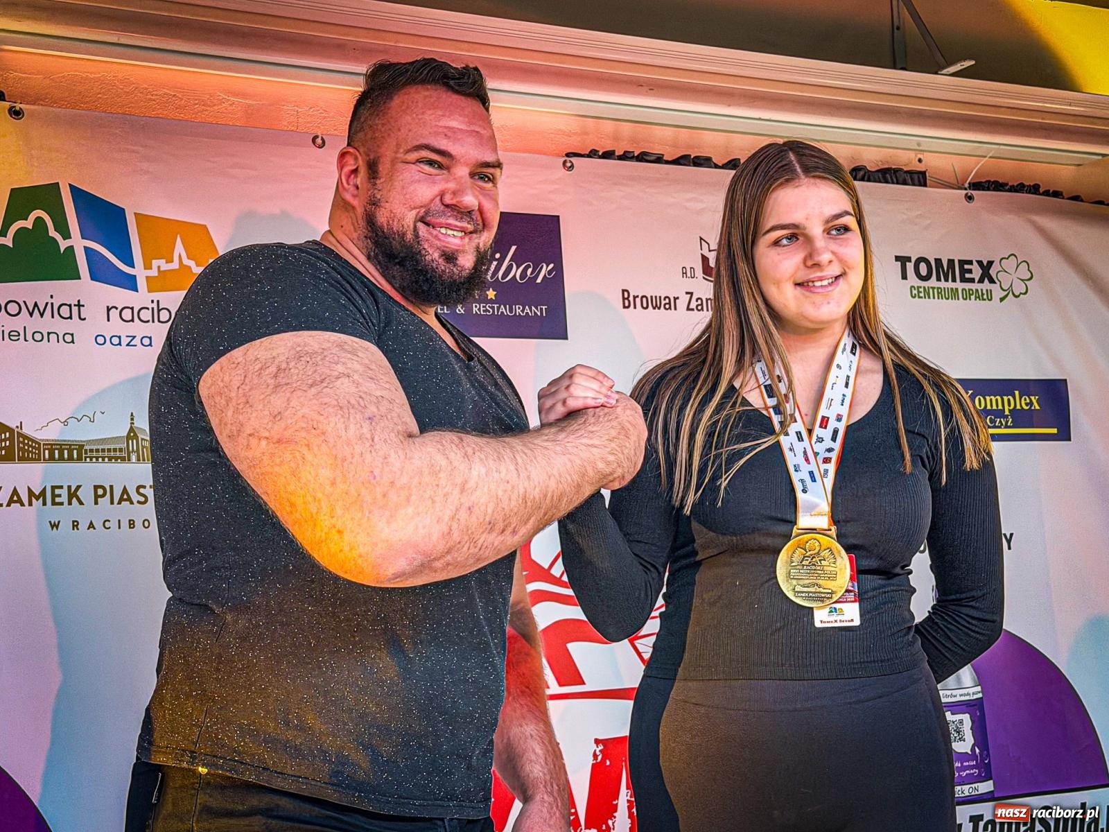 Zdjęcie w galerii na portalu naszraciborz.pl: Racibórz areną krajowej rywalizacji. Na zamku trwają XXVI Mistrzostwa Polski w Armwrestlingu wiadomości z regionu