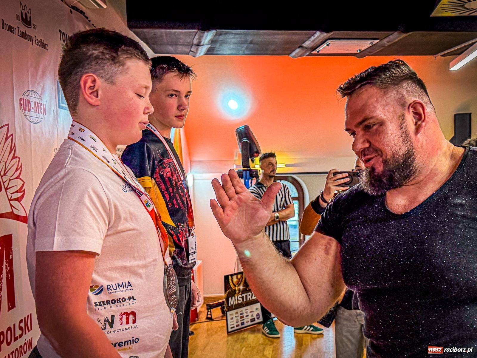 Zdjęcie w galerii na portalu naszraciborz.pl: Racibórz areną krajowej rywalizacji. Na zamku trwają XXVI Mistrzostwa Polski w Armwrestlingu wiadomości z regionu