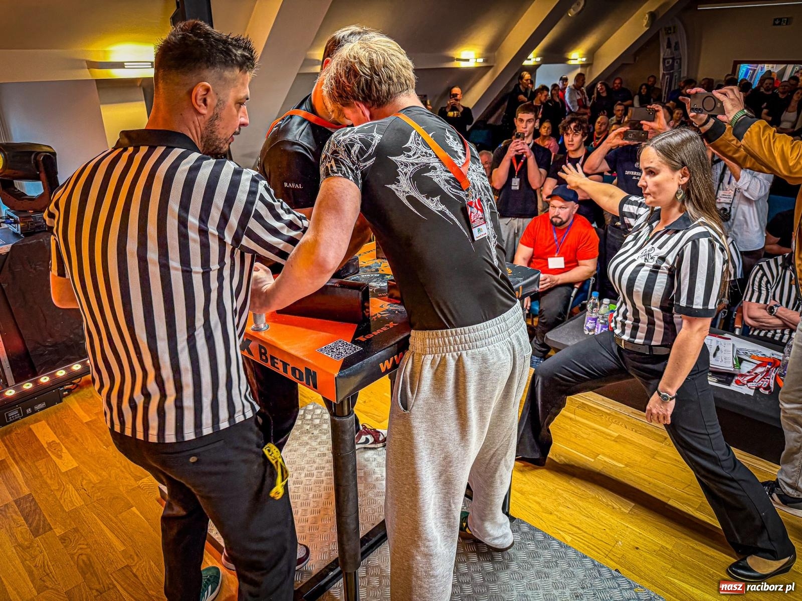 Zdjęcie w galerii na portalu naszraciborz.pl: Racibórz areną krajowej rywalizacji. Na zamku trwają XXVI Mistrzostwa Polski w Armwrestlingu wiadomości z regionu