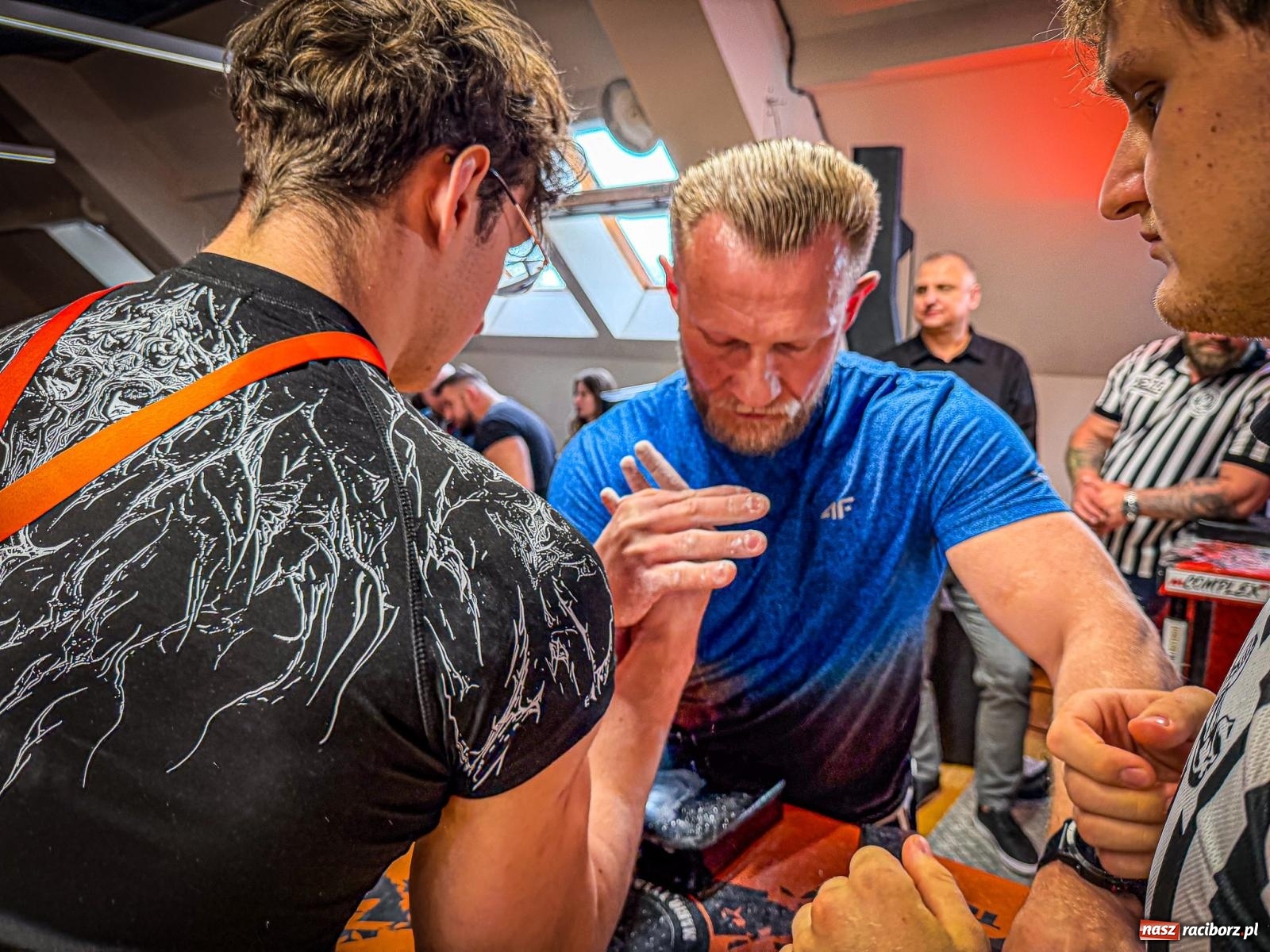 Zdjęcie w galerii na portalu naszraciborz.pl: Racibórz areną krajowej rywalizacji. Na zamku trwają XXVI Mistrzostwa Polski w Armwrestlingu wiadomości z regionu