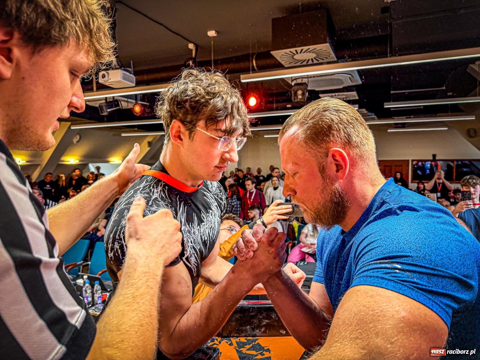 Zdjęcie w galerii na portalu naszraciborz.pl: Racibórz areną krajowej rywalizacji. Na zamku trwają XXVI Mistrzostwa Polski w Armwrestlingu wiadomości z regionu