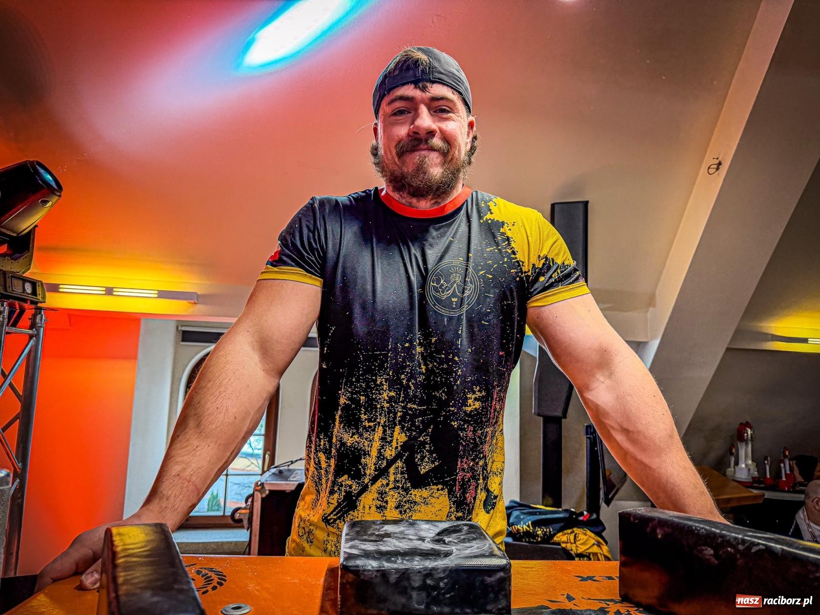 Zdjęcie w galerii na portalu naszraciborz.pl: Racibórz areną krajowej rywalizacji. Na zamku trwają XXVI Mistrzostwa Polski w Armwrestlingu wiadomości z regionu