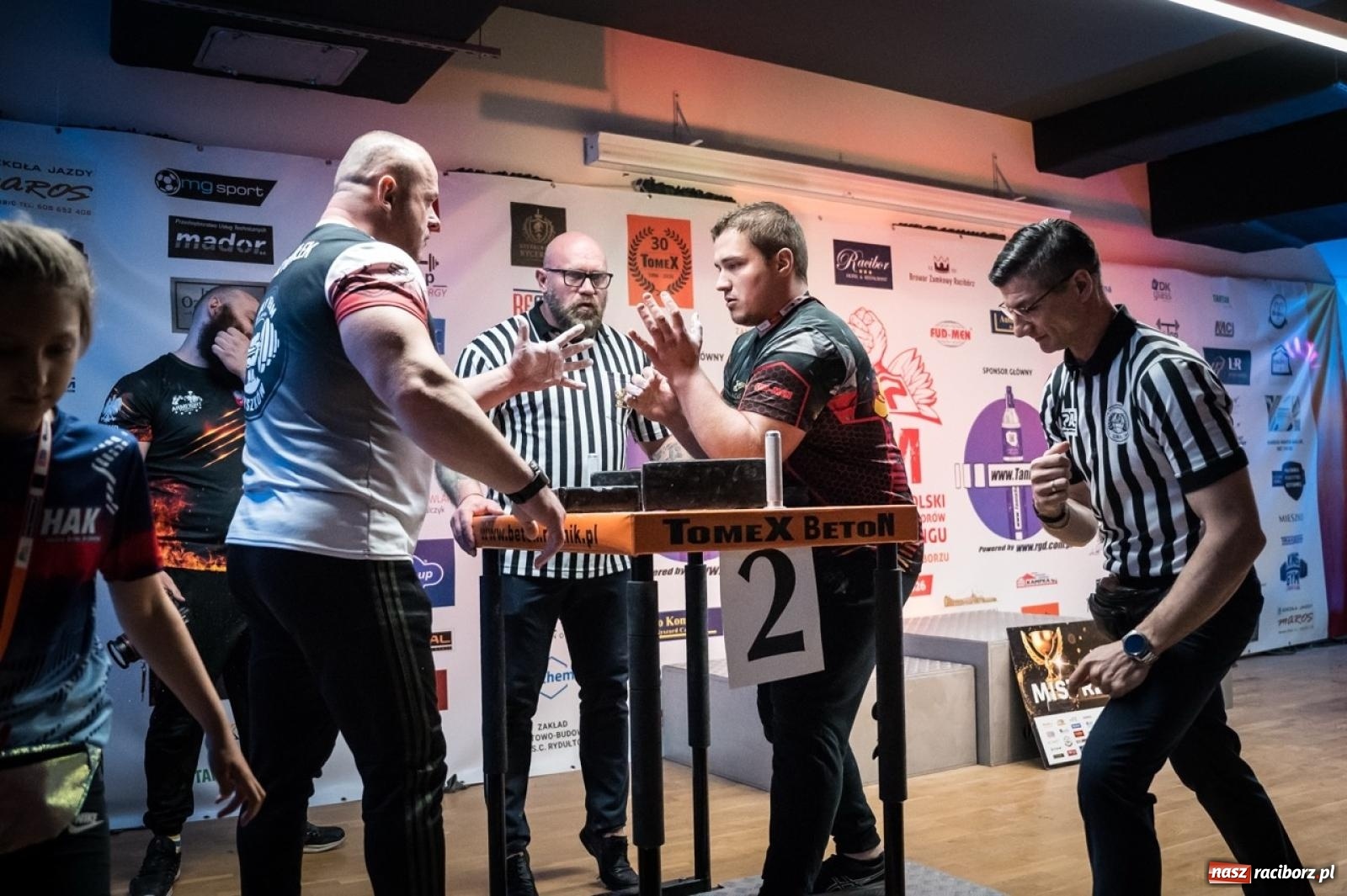 Zdjęcie w galerii na portalu naszraciborz.pl: Racibórz areną krajowej rywalizacji. Na zamku trwają XXVI Mistrzostwa Polski w Armwrestlingu wiadomości z regionu