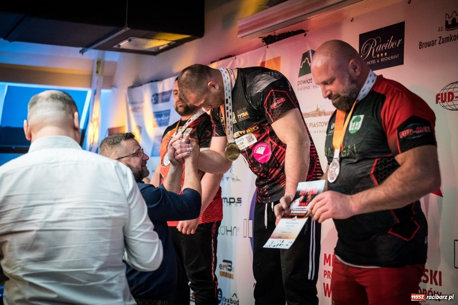 Zdjęcie w galerii na portalu naszraciborz.pl: Racibórz areną krajowej rywalizacji. Na zamku trwają XXVI Mistrzostwa Polski w Armwrestlingu wiadomości z regionu