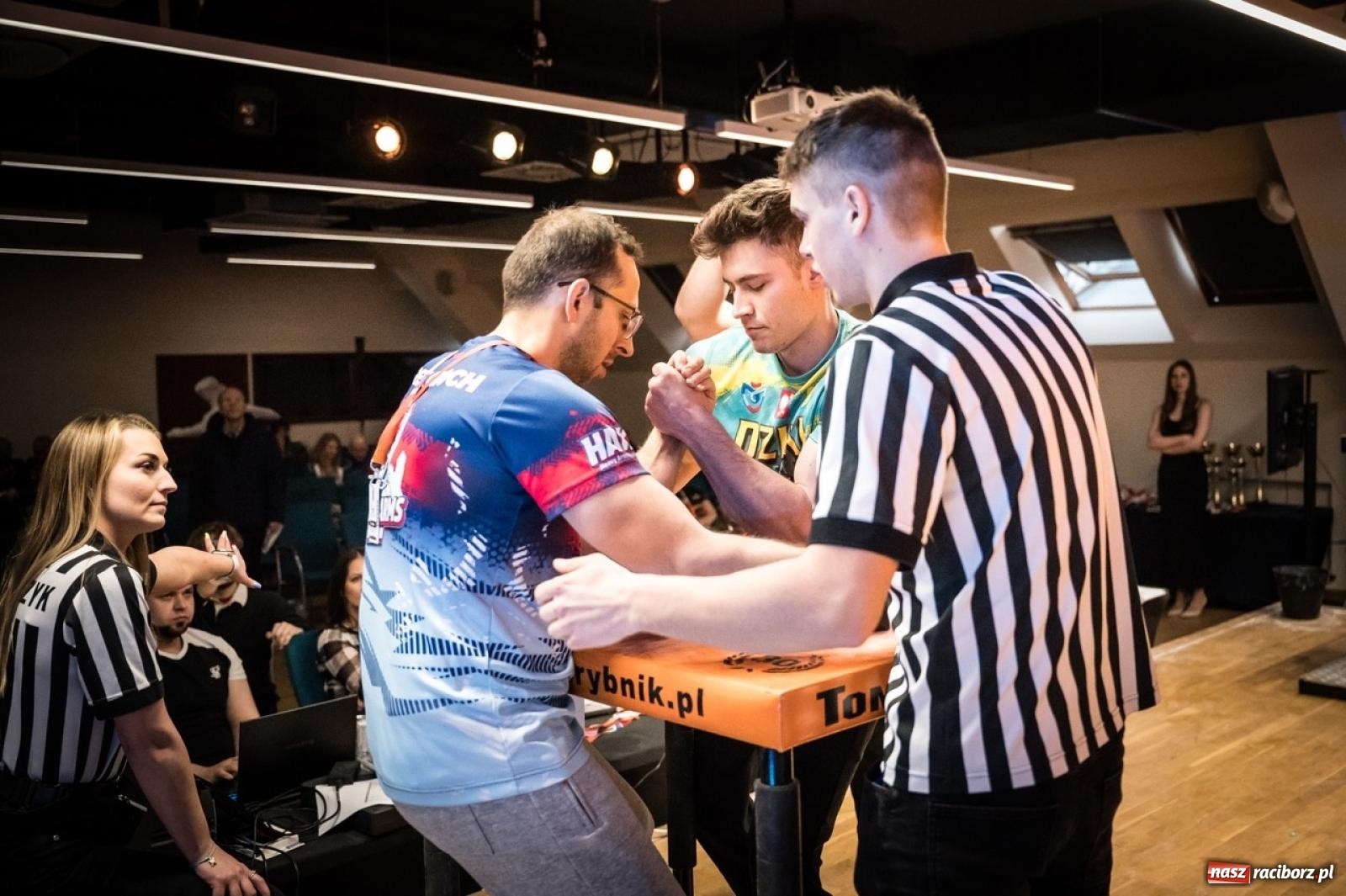 Zdjęcie w galerii na portalu naszraciborz.pl: Racibórz areną krajowej rywalizacji. Na zamku trwają XXVI Mistrzostwa Polski w Armwrestlingu wiadomości z regionu