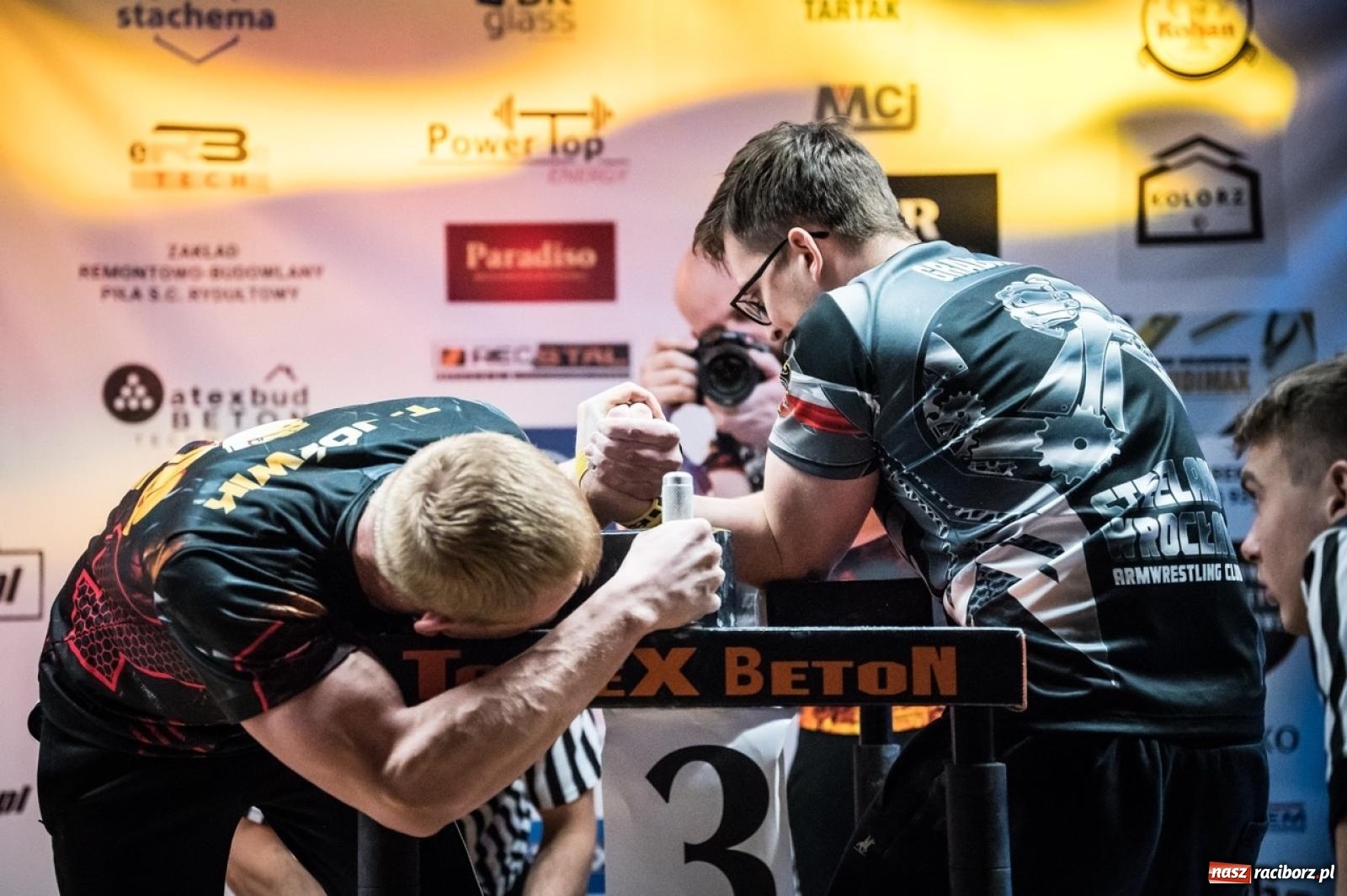 Zdjęcie w galerii na portalu naszraciborz.pl: Racibórz areną krajowej rywalizacji. Na zamku trwają XXVI Mistrzostwa Polski w Armwrestlingu wiadomości z regionu