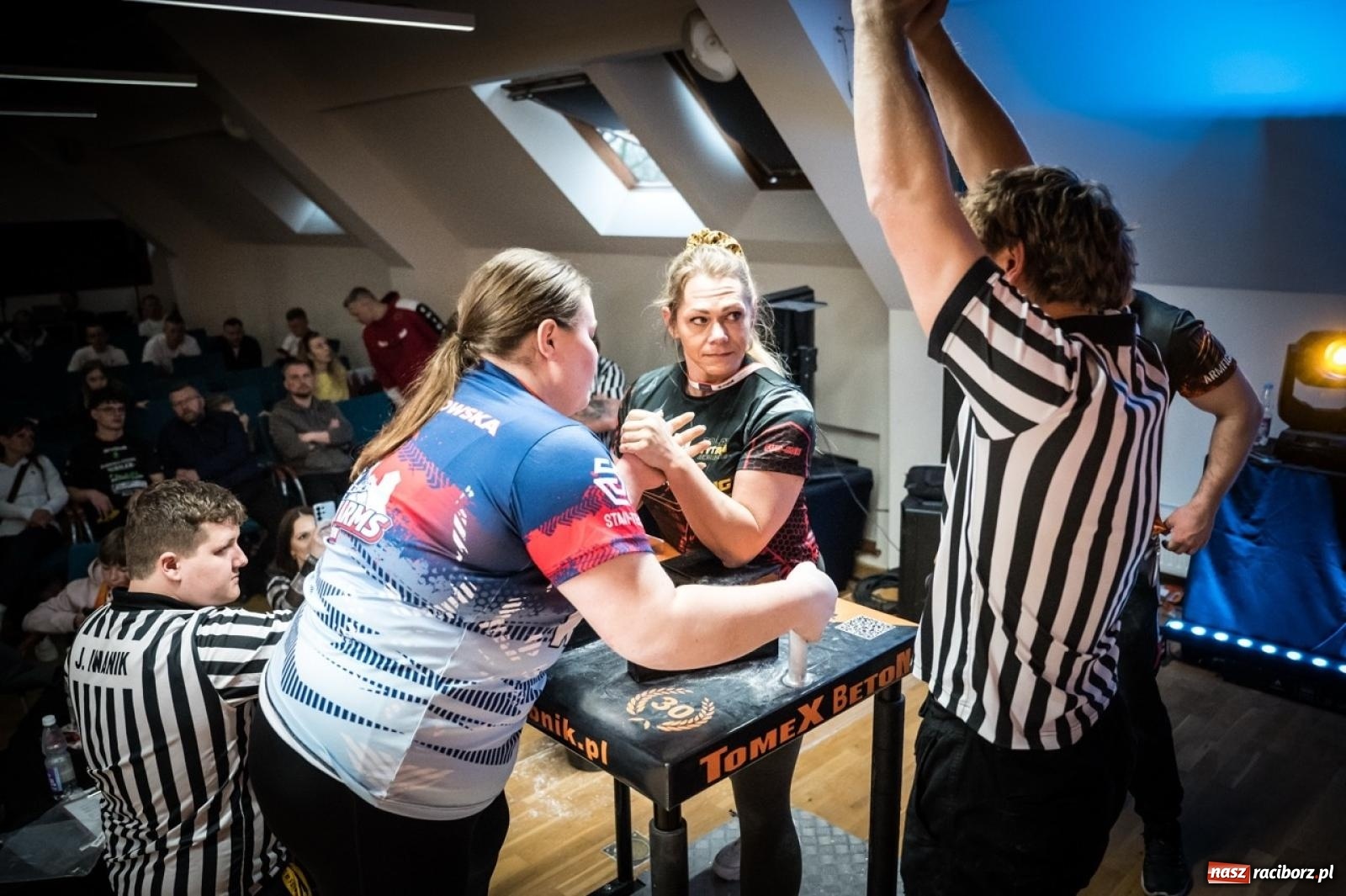 Zdjęcie w galerii na portalu naszraciborz.pl: Racibórz areną krajowej rywalizacji. Na zamku trwają XXVI Mistrzostwa Polski w Armwrestlingu wiadomości z regionu