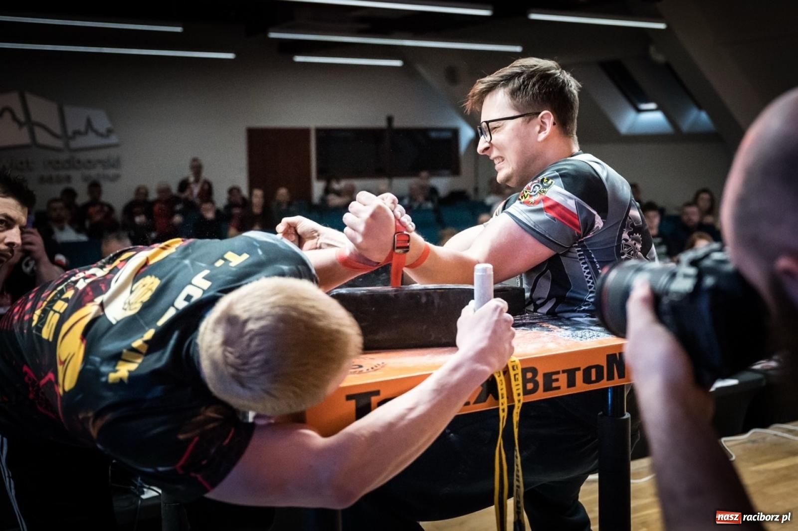 Zdjęcie w galerii na portalu naszraciborz.pl: Racibórz areną krajowej rywalizacji. Na zamku trwają XXVI Mistrzostwa Polski w Armwrestlingu wiadomości z regionu