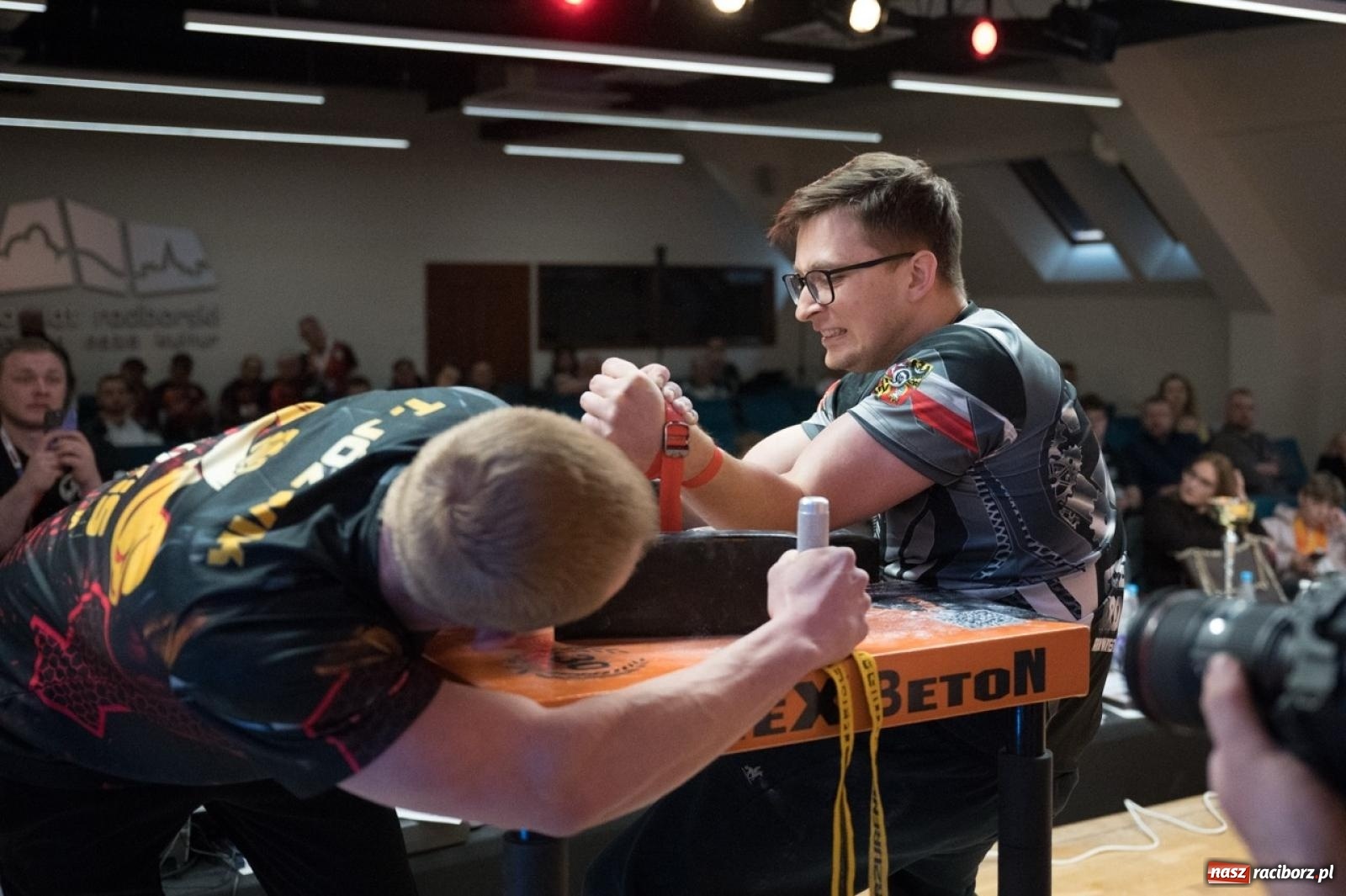 Zdjęcie w galerii na portalu naszraciborz.pl: Racibórz areną krajowej rywalizacji. Na zamku trwają XXVI Mistrzostwa Polski w Armwrestlingu wiadomości z regionu