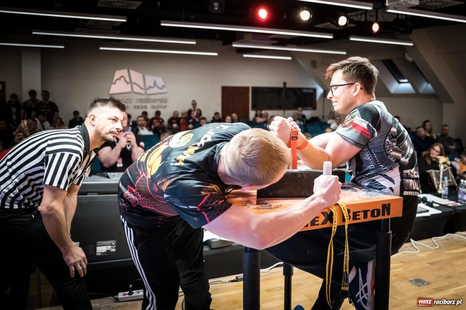 Zdjęcie w galerii na portalu naszraciborz.pl: Racibórz areną krajowej rywalizacji. Na zamku trwają XXVI Mistrzostwa Polski w Armwrestlingu wiadomości z regionu