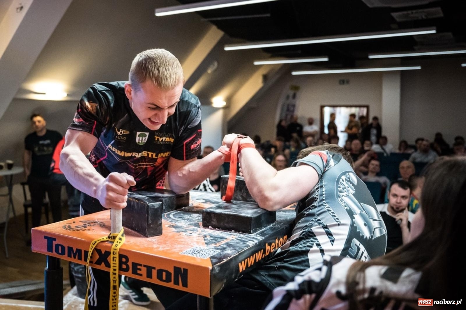 Zdjęcie w galerii na portalu naszraciborz.pl: Racibórz areną krajowej rywalizacji. Na zamku trwają XXVI Mistrzostwa Polski w Armwrestlingu wiadomości z regionu